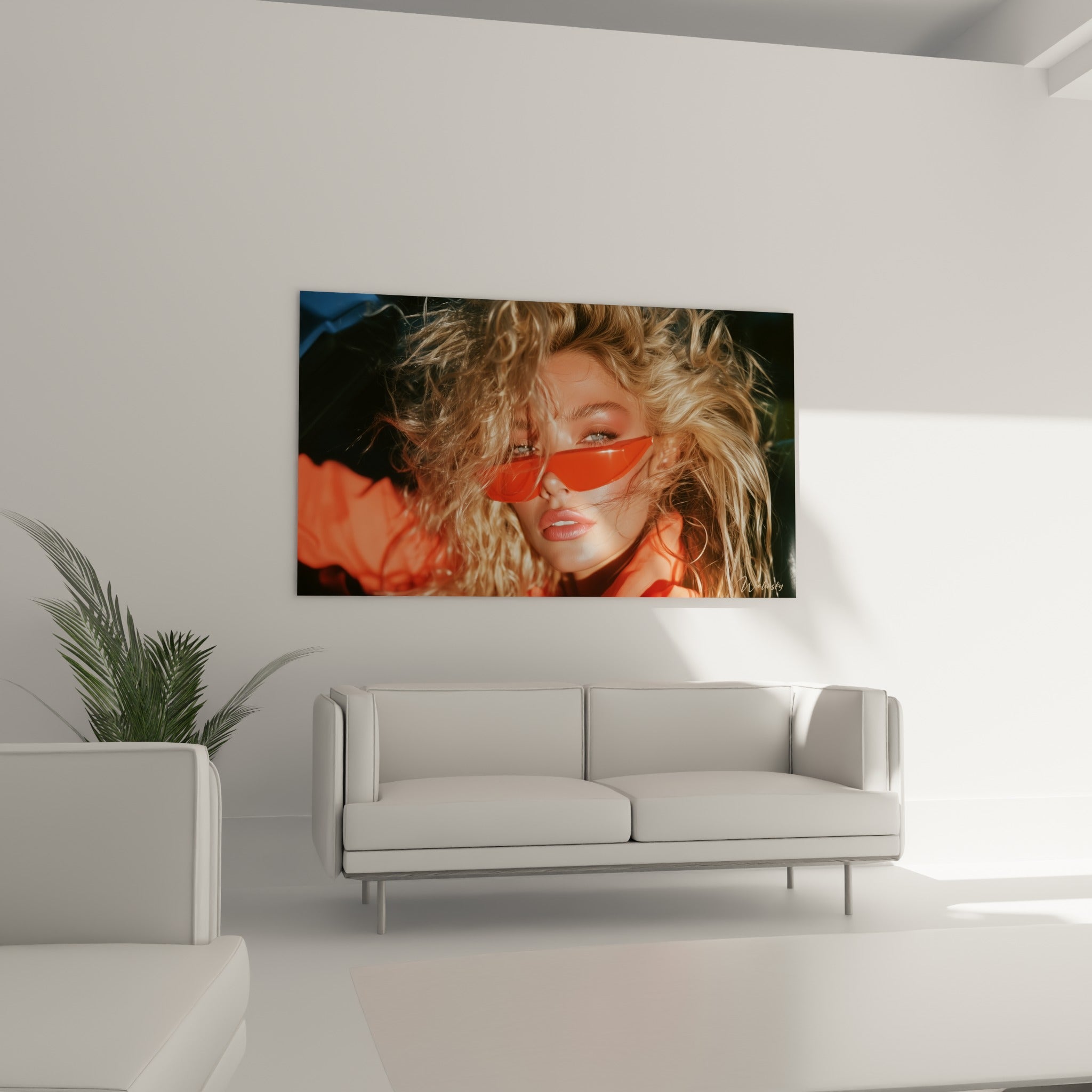 Regard perçant et veste orange fluo d'une femme rétro, au-dessus d'un canapé dans un salon lumineux