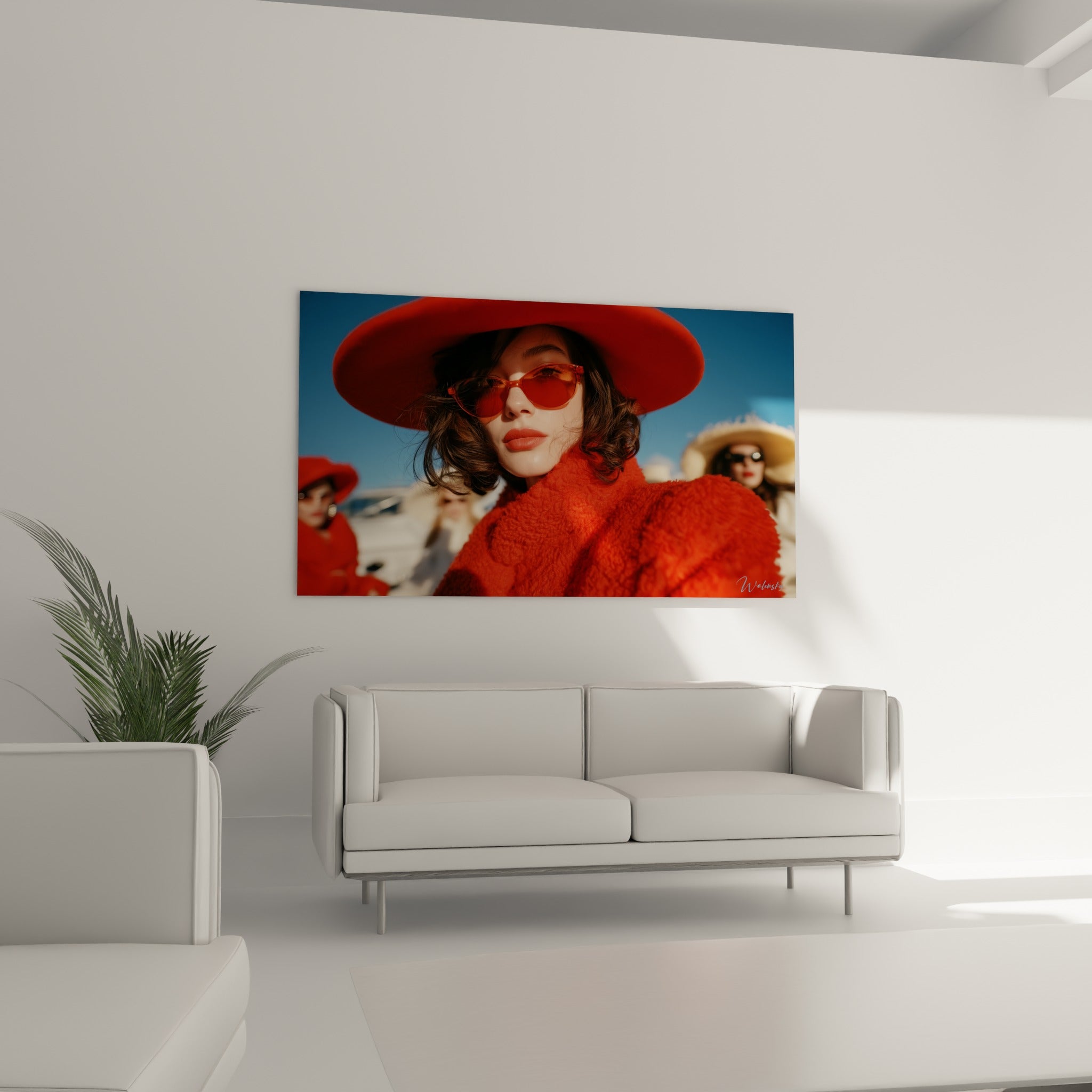 Regard affirmé sous chapeau roux et lunettes ocre, suspendu au-dessus d'un canapé dans un salon lumineux