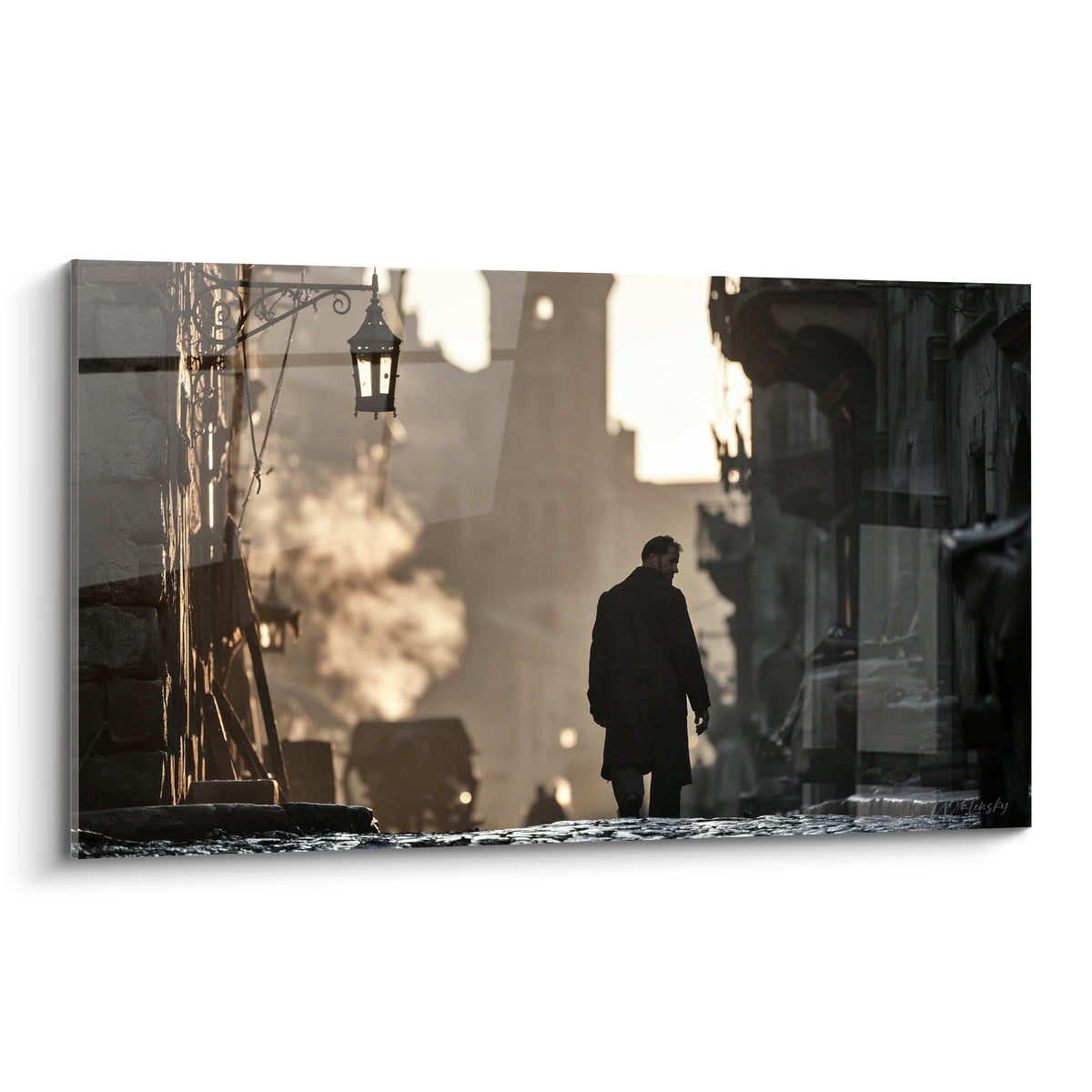 Silhouette en manteau sombre traversant une ruelle pavée dorée et brumeuse, réverbère ancien allumé à gauche