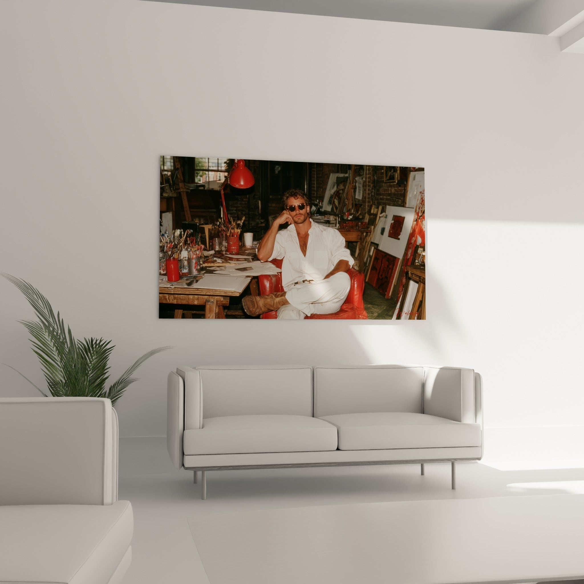 Portrait rétro d'un artiste en blanc et rouge, tableau accroché au-dessus d'un canapé dans un salon lumineux