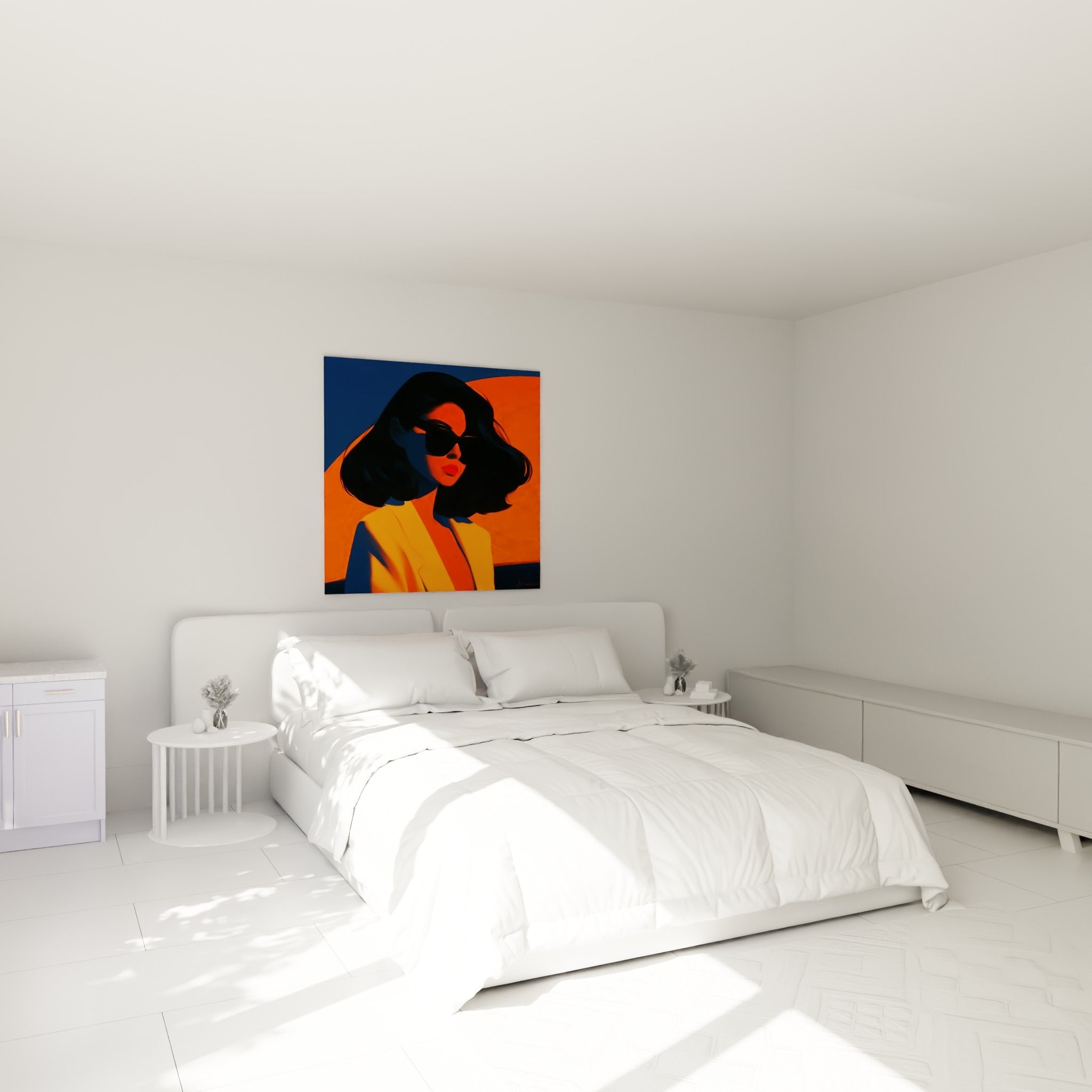 Portrait stylisé orange et bleu marine d'une femme mystérieuse, accroché au-dessus d'un lit dans une chambre claire