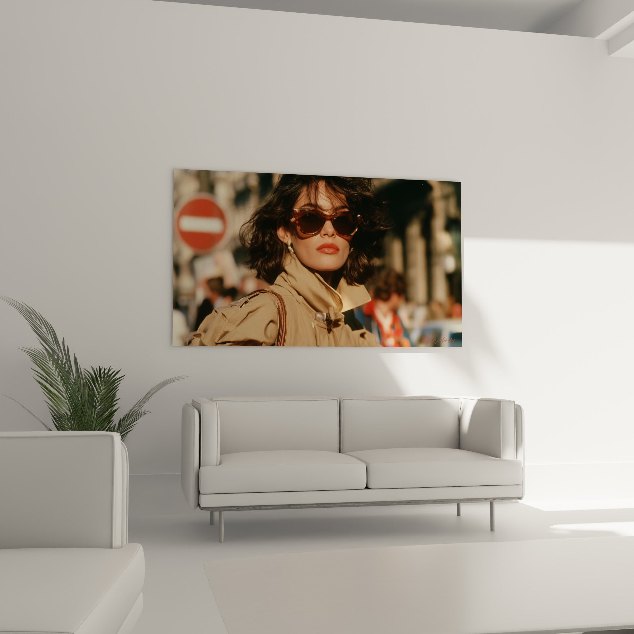 Silhouette élégante en trench beige et cheveux bruns bouclés, au-dessus d'un canapé dans un salon lumineux