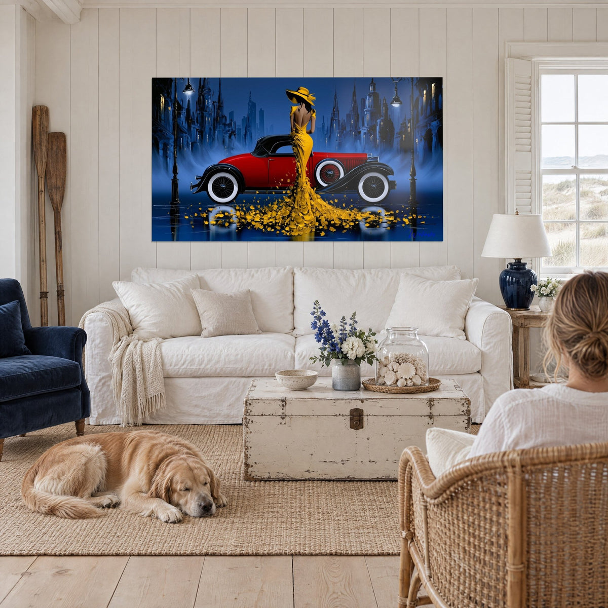 Quadro elegante donna in abito giallo senape accanto a una roadster rossa, notte blu, retriever sdraiato, sopra un divano in un soggiorno luminoso