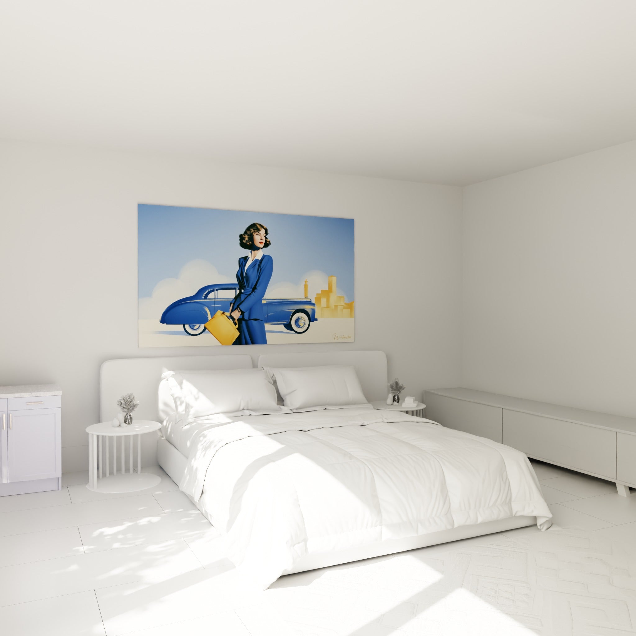 Silhouette élégante en bleu marine et valise ocre accrochée au-dessus d'un lit dans une chambre claire