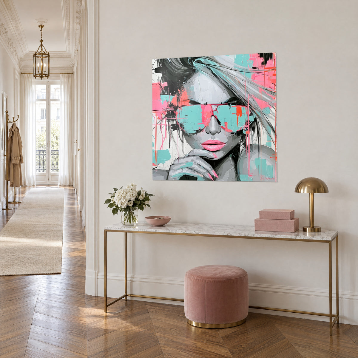 Quadro volto femminile dietro occhiali verde menta, macchie rosa fluo e colature nere, consolle dorata in un corridoio in stile haussmanniano