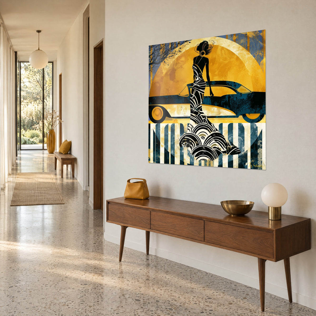 Quadro elegante donna in abito a righe nere e avorio, auto d'epoca blu petrolio, luna ocra, di tre quarti in un corridoio chiaro