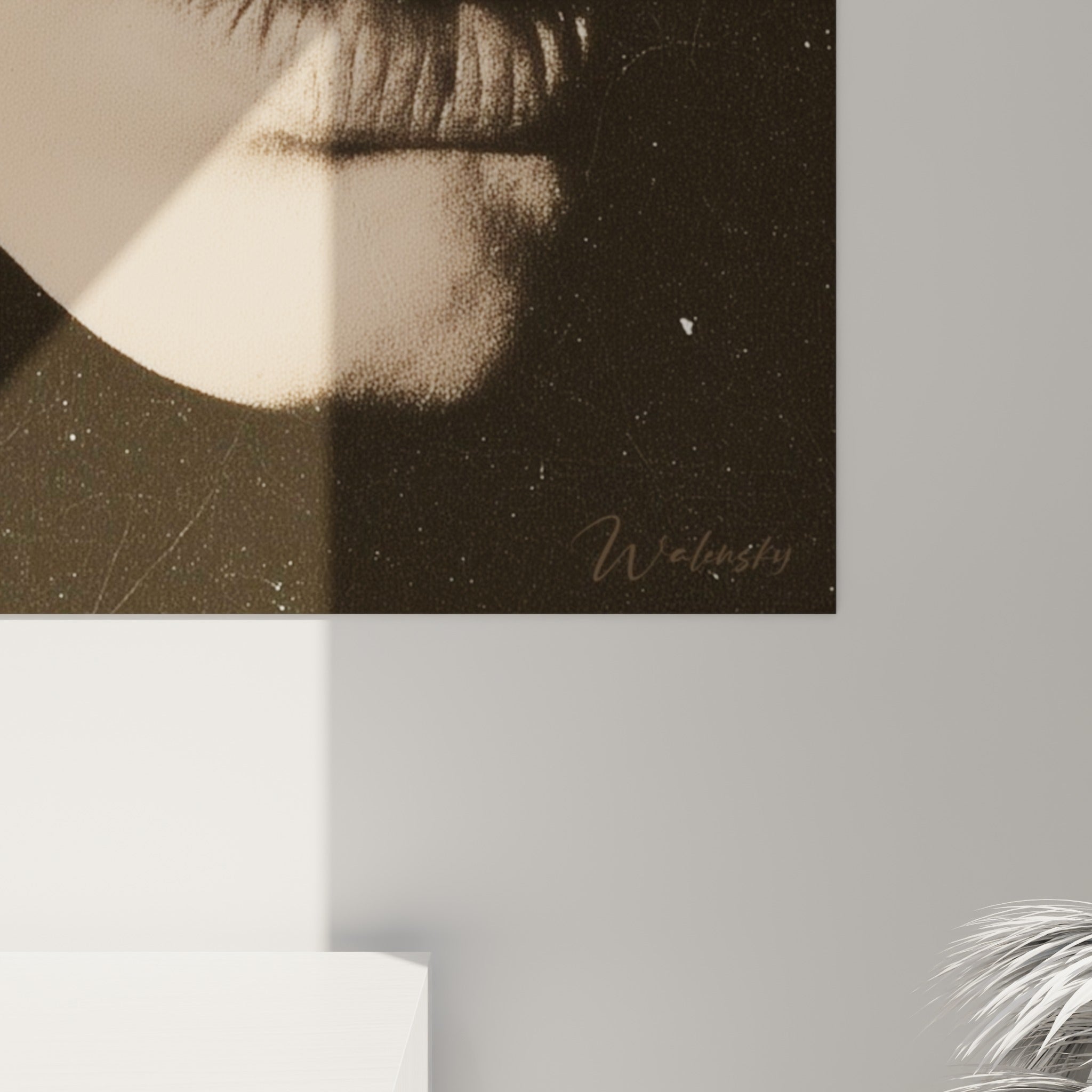Détail de la texture sérigraphique, coulure rose sur fond noir granuleux, éraflures et grain visibles de près