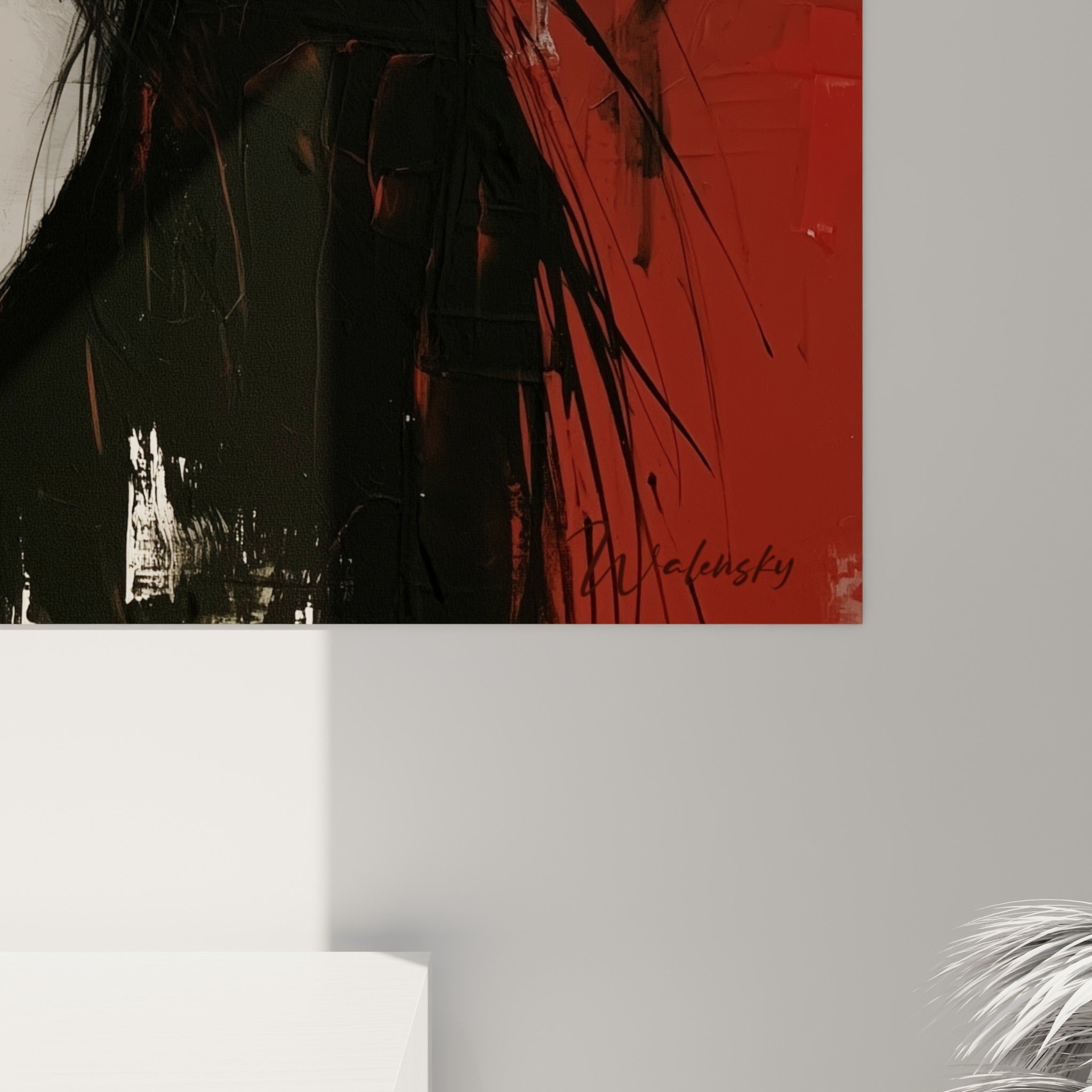Empâtements noirs et éclats rouges sur la toile Rétro, grain visible des fragments de journaux collés au chapeau