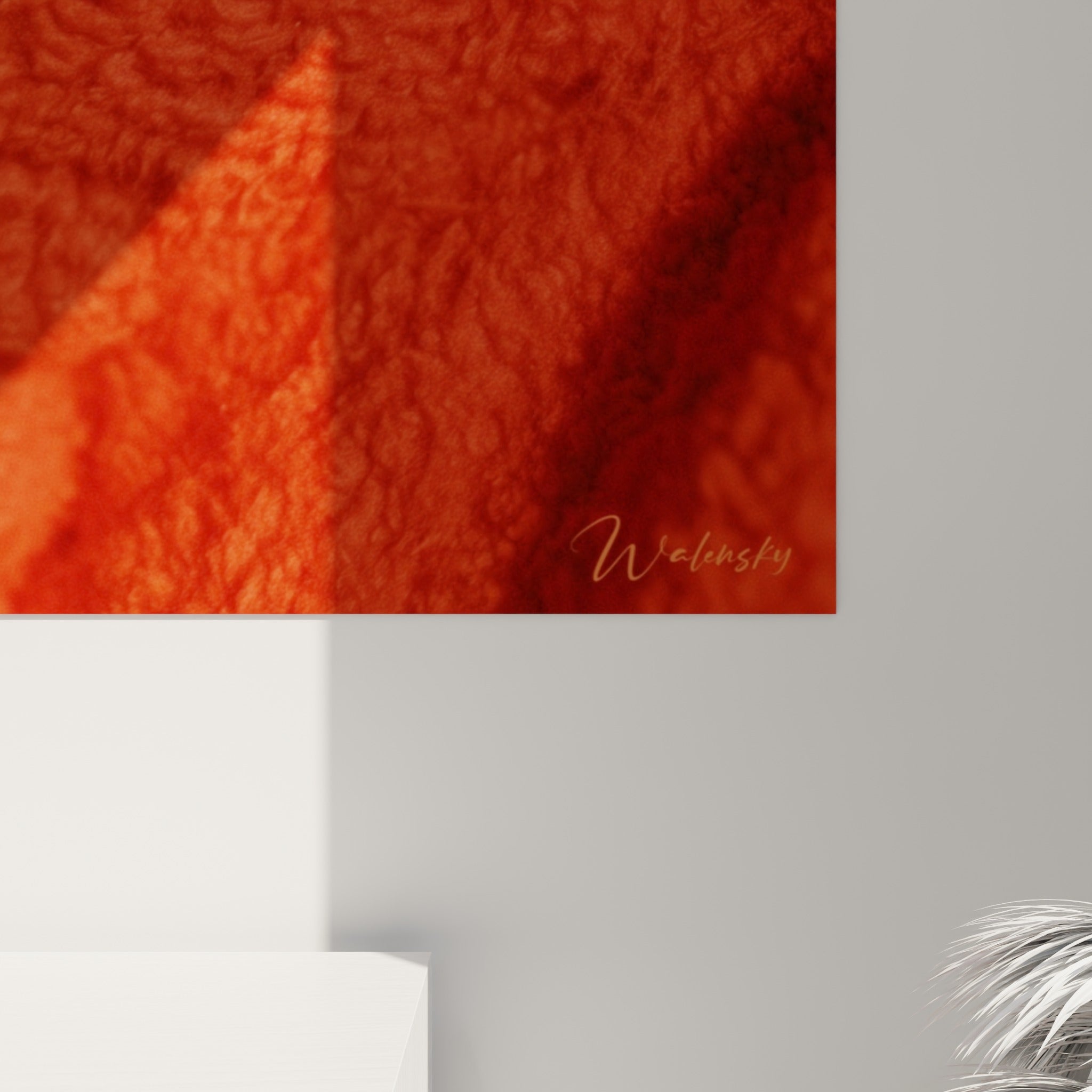 Détail des mèches brunes et de la texture bouclée orange brique, grain photographique et reflets rouges