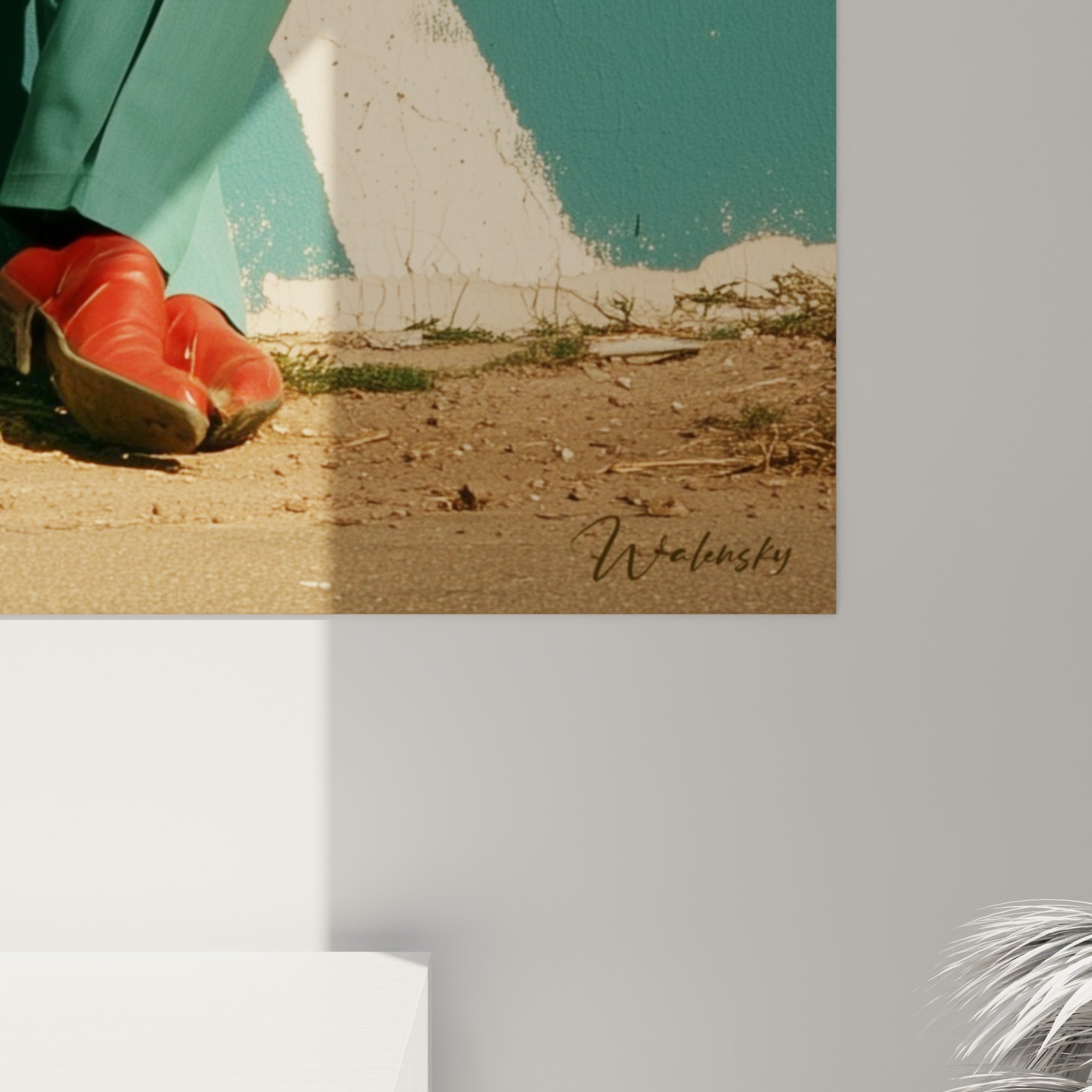 Détail du grain pictural sur le costume turquoise et le mur rouge écaillé de l'œuvre rétro