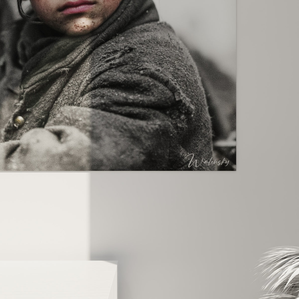Grain photographique visible sur le visage terreux, mèches brunes et tissu texturé de la veste anthracite