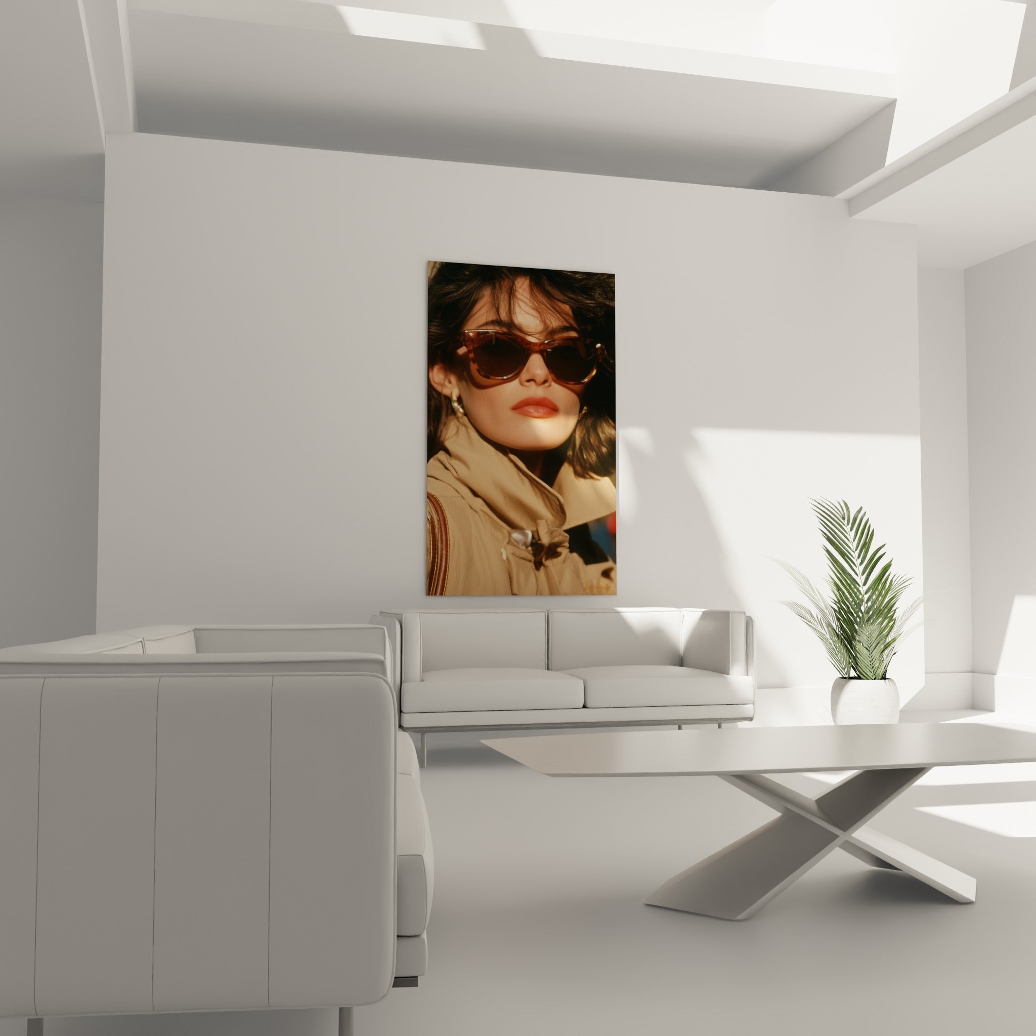 Visage éclairé d'une femme en trench beige et lunettes brunes, disposé au-dessus d'un canapé dans un salon lumineux