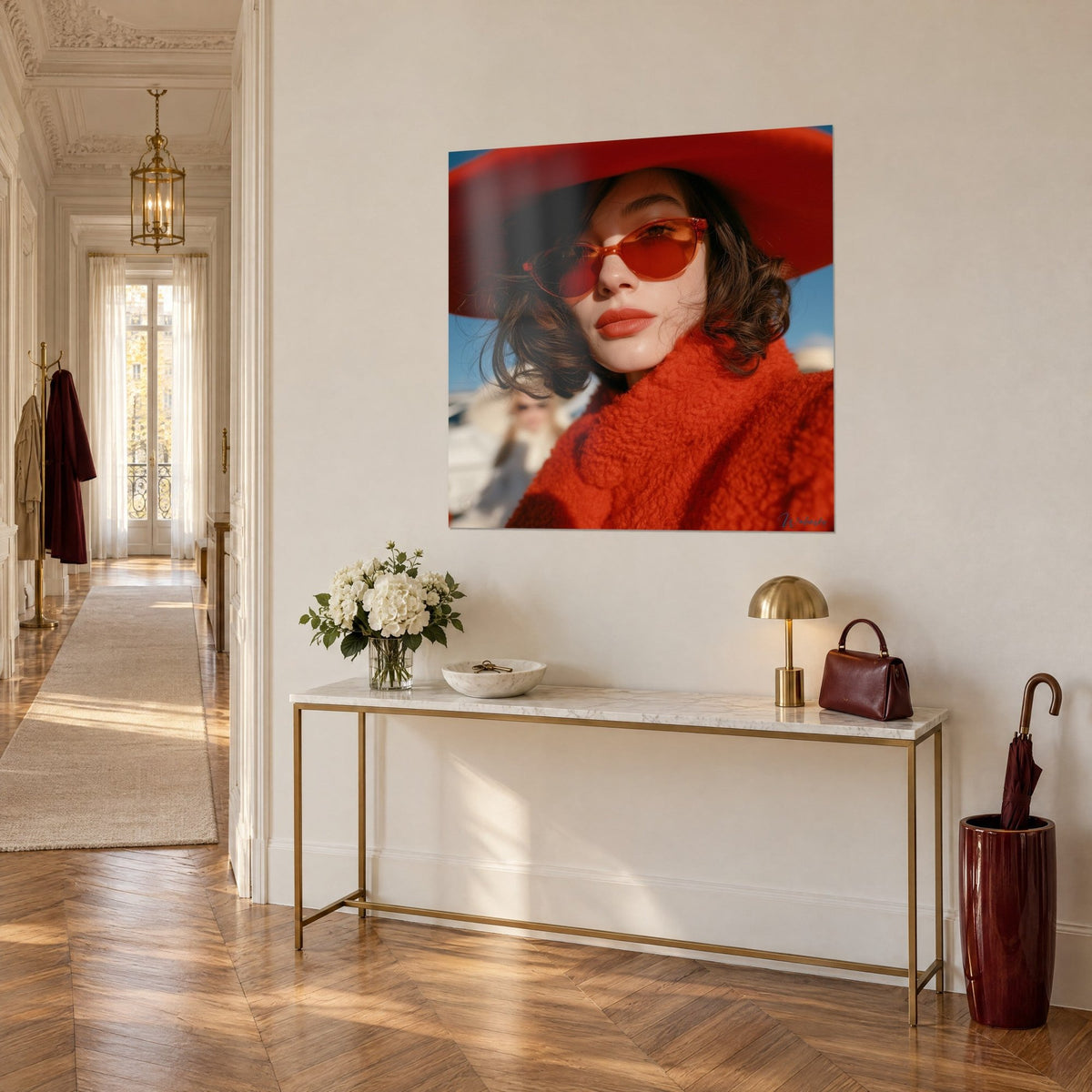 Gemälde elegante Frau mit zinnoberrotem Filzhut, roter Bouclé-Mantel und azurblauer Himmel, an einer cremefarbenen Wand über einer Konsole