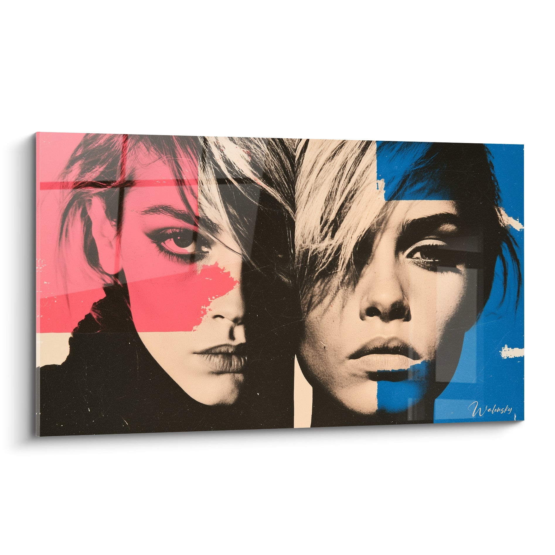 Deux visages rétro en miroir, l'un rose corail, l'autre bleu marine, regard intense et cheveux blonds