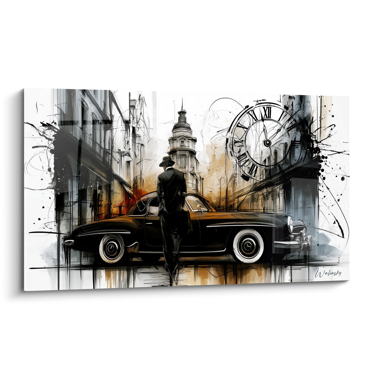 Homme au chapeau noir devant une voiture ancienne ocre et horloge géante en arrière-plan