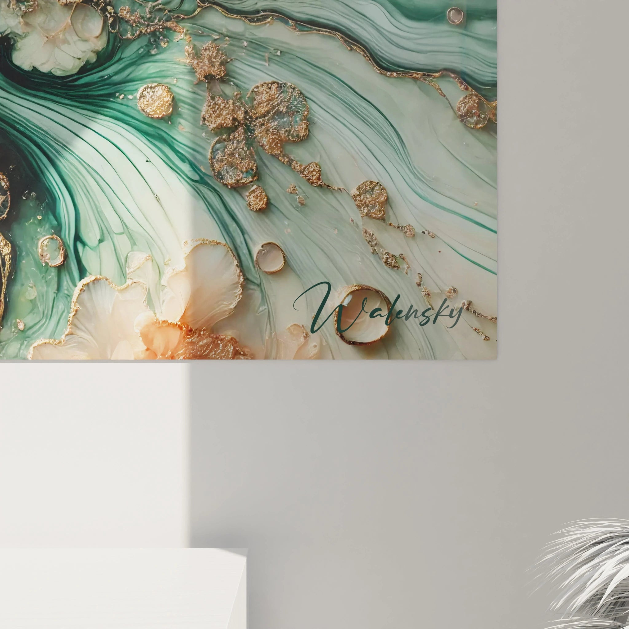 Les détails du tableau style epoxy révèlent une texture profonde, avec des tourbillons d'orange et de vert s'entrelacent. L'effet de transparence de la résine offre un regard fascinant sur chaque courbe.

