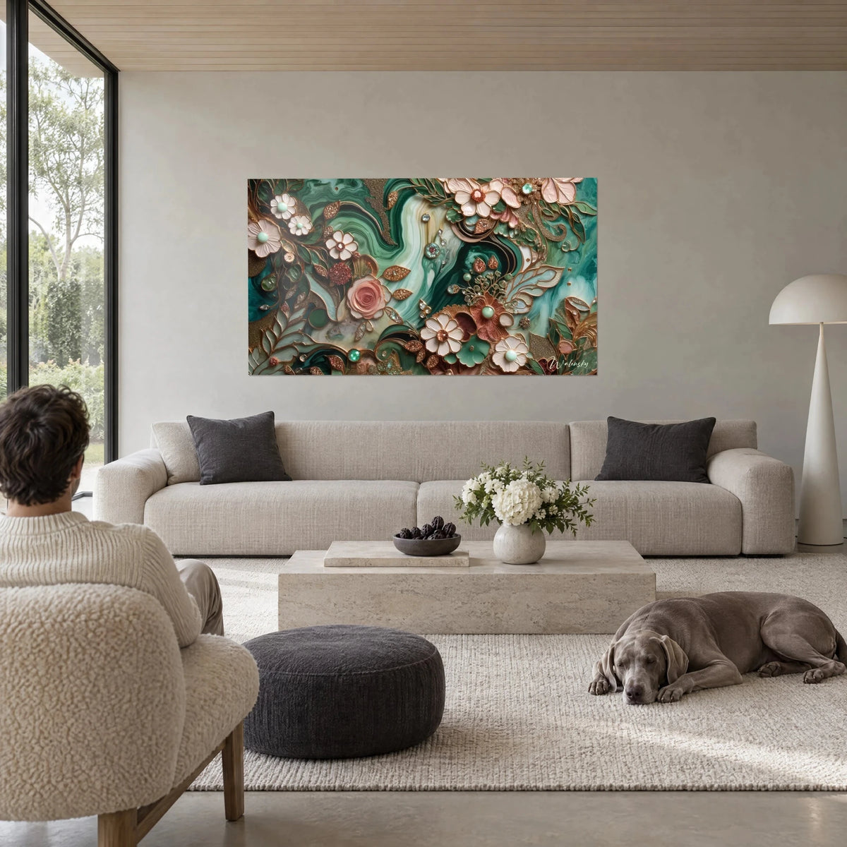 Tableau fleurs en relief rose poudré et vert émeraude, volutes de marbre ondulant, au-dessus d'un canapé dans un salon lumineux
