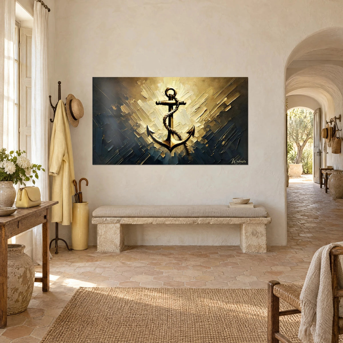 Quadro con emblema di ancora ocra e oro a colpi di spatola su blu navy, muro bianco, panca in pietra, masseria provenzale