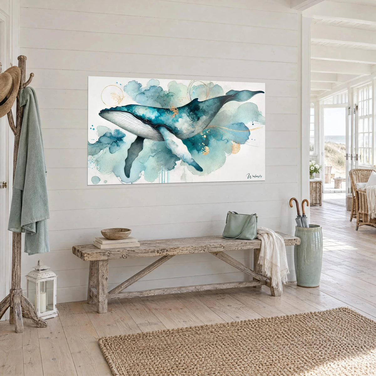 Tableau cétacé bleu canard aux touches dorées sur fond blanc, mur de planches d'une maison de plage