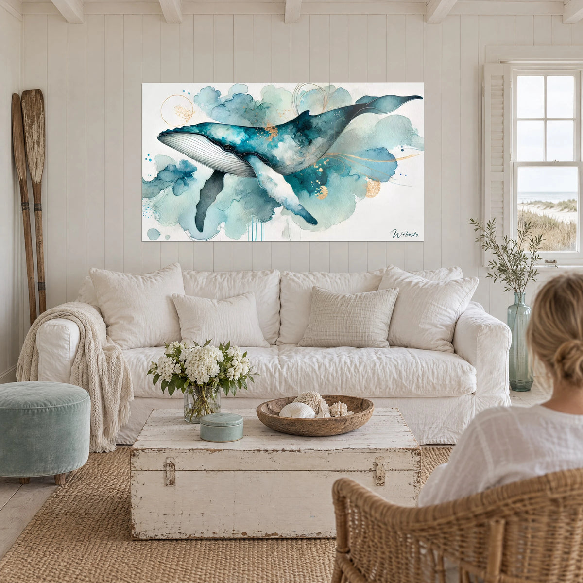 Gemälde Buckelwal in Türkis und Gold, Aquarell, über einem Sofa in einem hellen Wohnzimmer