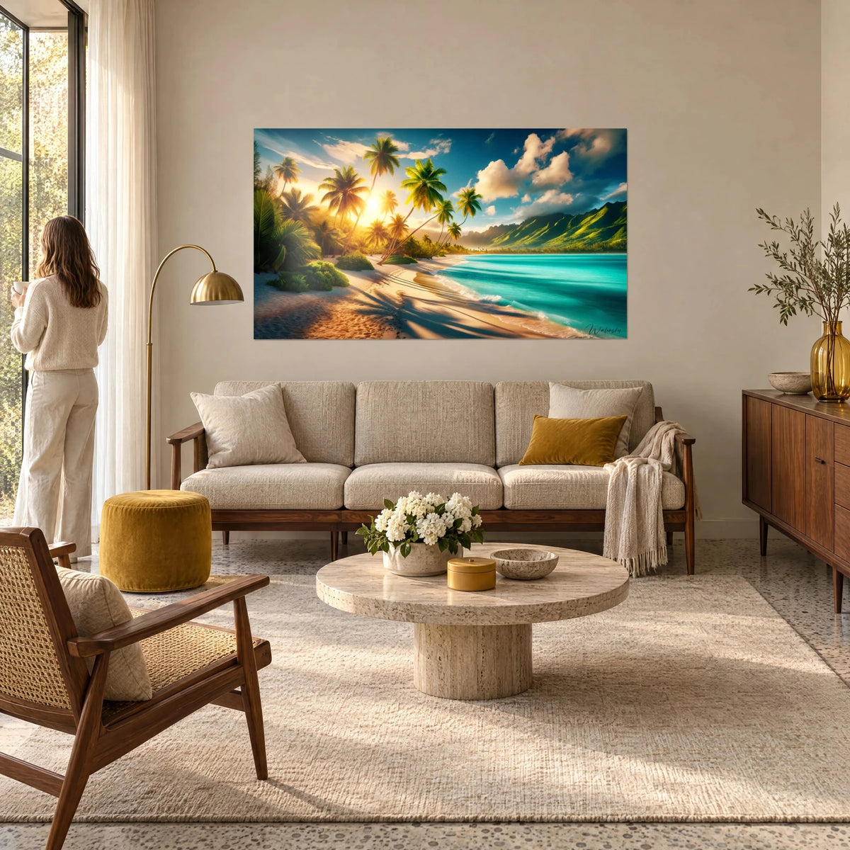 Tableau plage tropicale baignée d'un soleil doré, sable rosé et mer turquoise, couple de dos au-dessus d'un canapé dans un salon lumineux