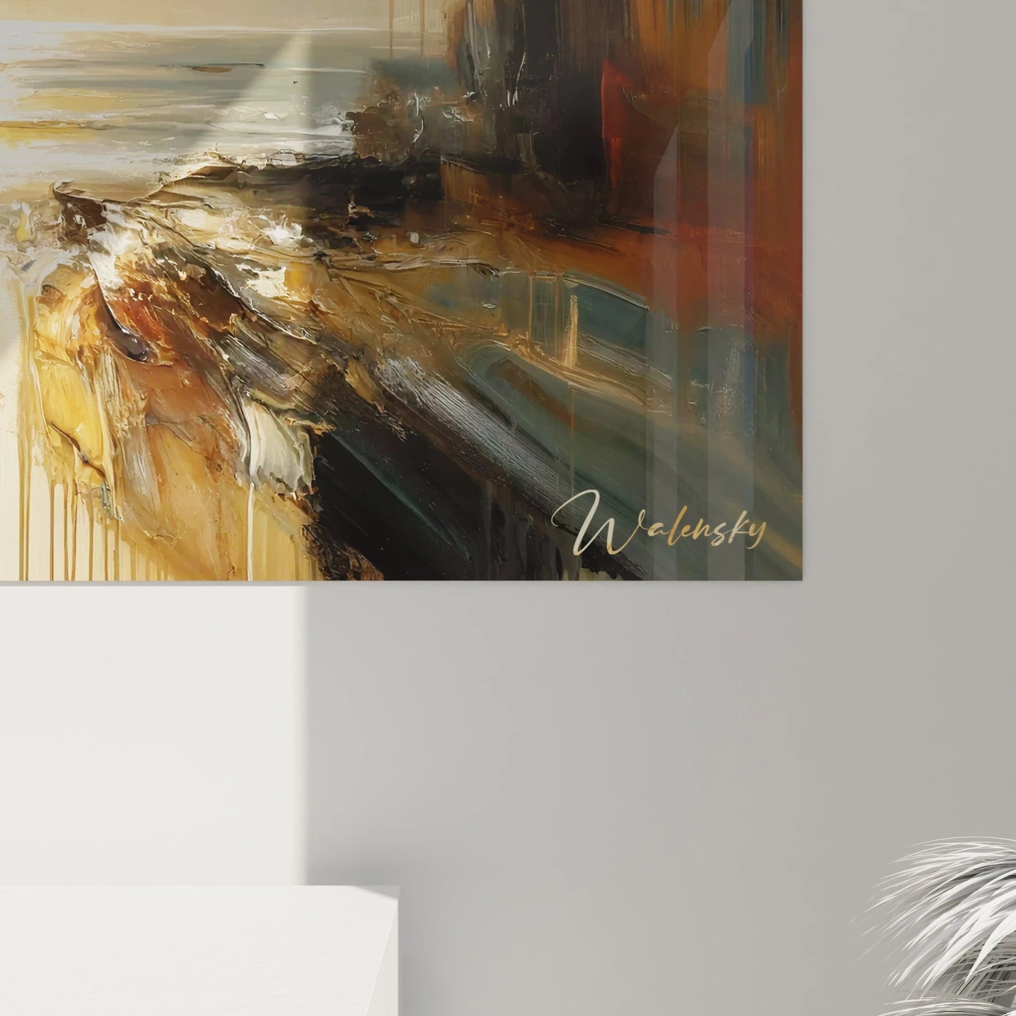 Un tableau abstrait de baie maritime illuminée. Utilise une palette de jaune doré, bleu-gris, blanc ivoire et brun rouille. La texture présente des couches épaisses de peinture appliquées à la spatule créant des effets de matière rugueuse pour les formations rocheuses et lisse pour l'eau scintillante, avec quelques traces de coulures et un point focal lumineux central qui irradie dans tout le paysage.

