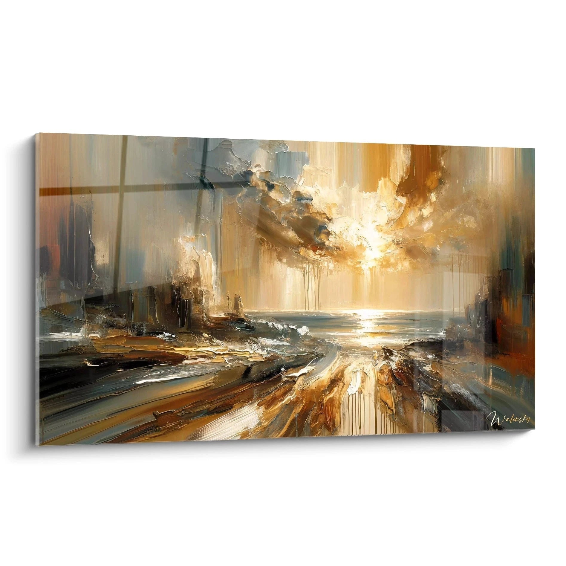 Un tableau abstrait de paysage marin au coucher du soleil. Dominé par des teintes or, bleu-gris, ambre et blanc éclatant. La texture présente d'épais empâtements créant un relief prononcé avec des coups de couteau énergiques, des coulures verticales subtiles et une lumière centrale dorée qui se reflète sur l'eau, entourée de falaises sombres suggérées.
