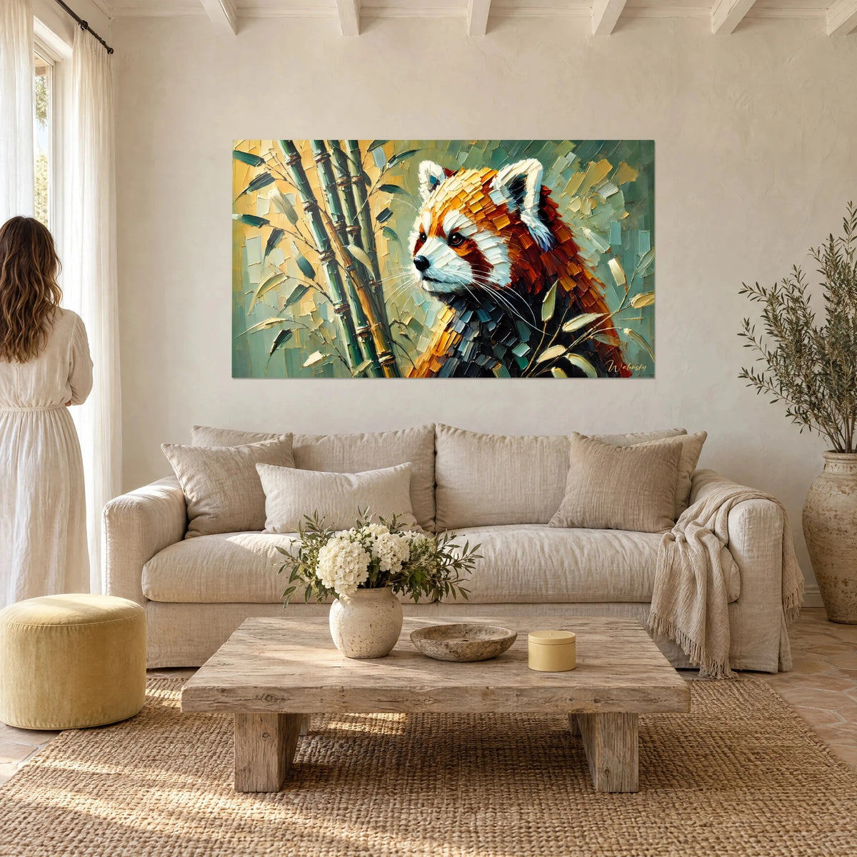 Gemälde Roter Panda in orangeweißem Fell zwischen grünen Bambusstängeln, Paar von hinten, über einem Sofa in einem hellen Wohnzimmer