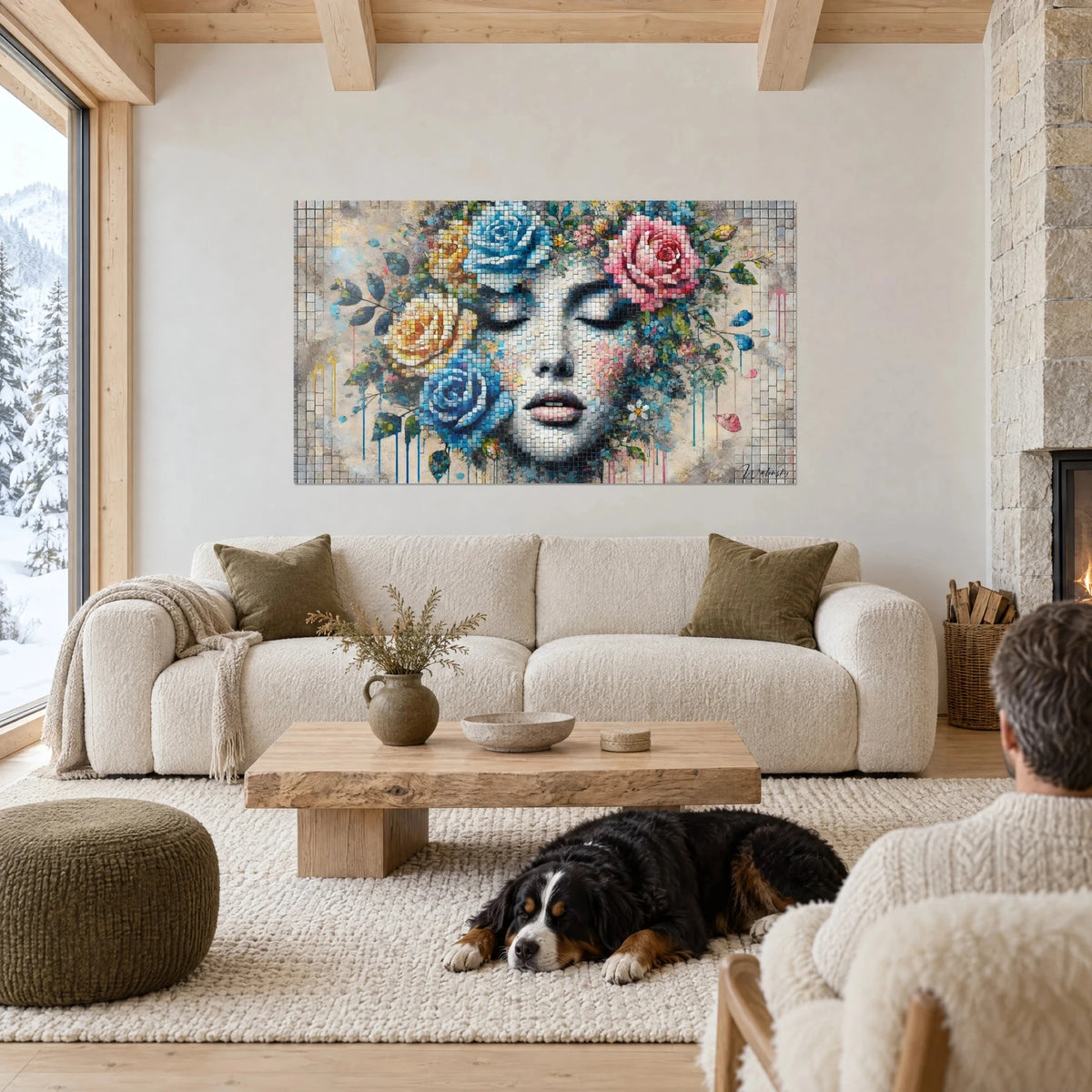 Gemälde Gesicht einer Frau mit geschlossenen Augenlidern, blaue und rosa Rosen im Mosaik, cremefarbenes Sofa, schwarz-weißer Hund liegt über einer Couch in einem hellen Wohnzimmer
