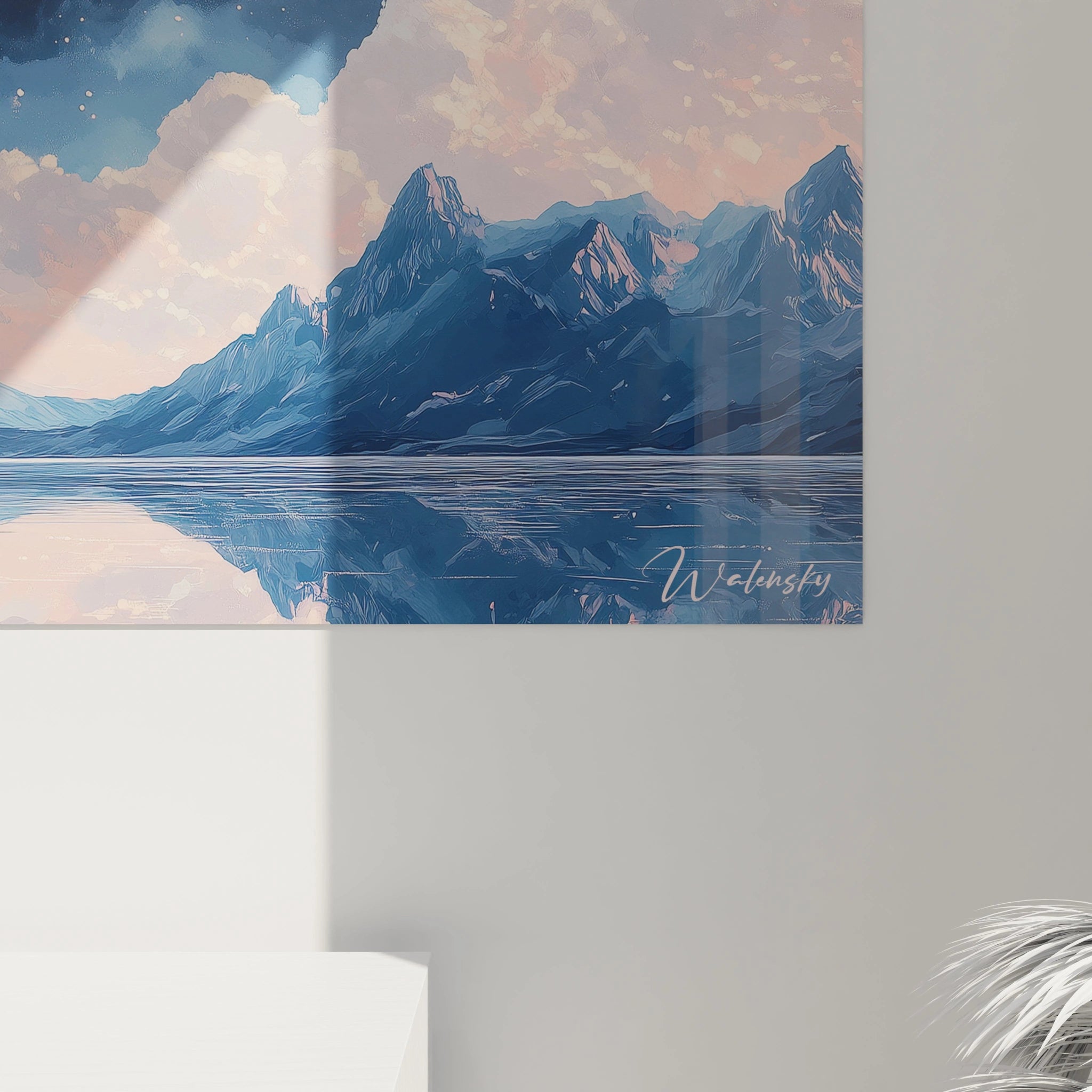 Un tableau montagne illustrant une scène sereine où un cerisier fleuri aux teintes roses se détache contre des sommets montagneux bleu-gris, le tout se reflétant dans un lac paisible sous un ciel crépusculaire aux nuages teintés de rose.
