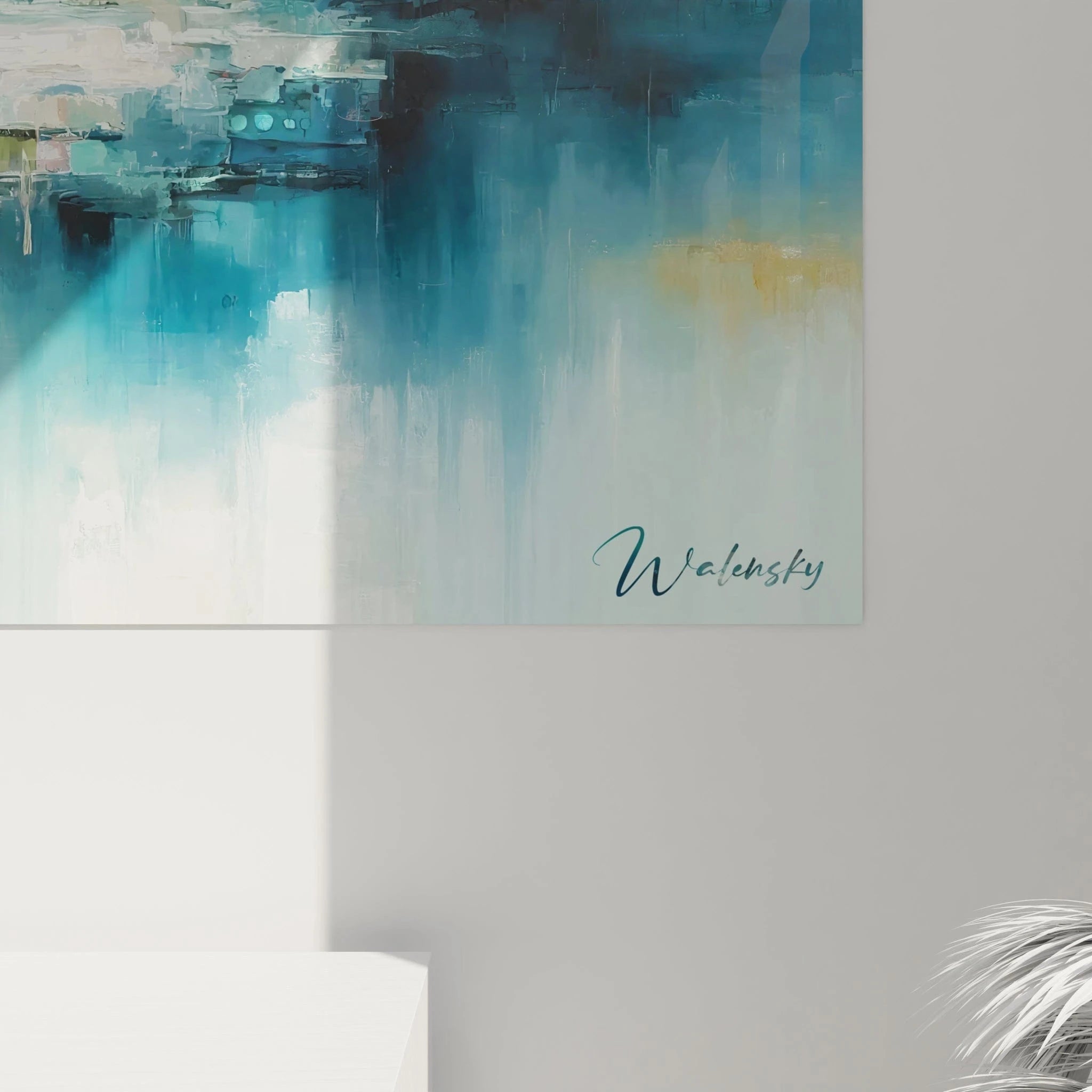 Un tableau abstrait d'atmosphère côtière éthérée. Utilise une palette de turquoise, bleu-gris, blanc et sable clair. La texture présente des zones diffuses aux contours estompés pour le ciel et l'eau, entrecoupées de touches plus précises et quelques formes rectangulaires aux bords flous, créant un équilibre entre fluidité atmosphérique et structure suggérée.
