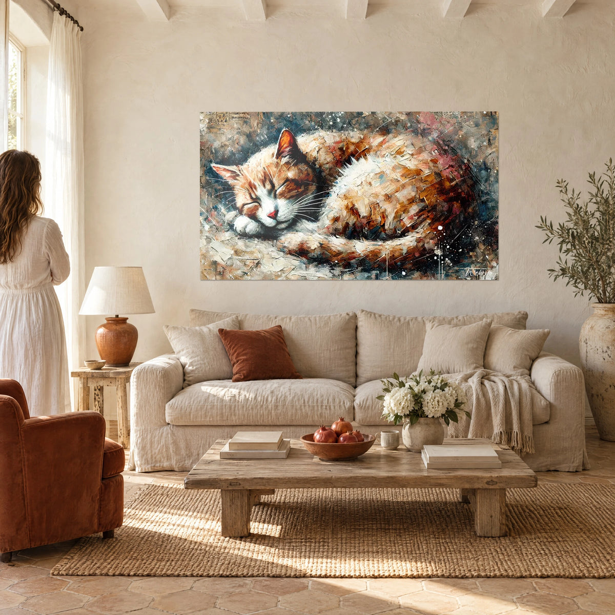 Cuadro gato pelirrojo dormido con pinceladas ocre y blanco crema, hocico rosa, encima de un sofá en un salón luminoso