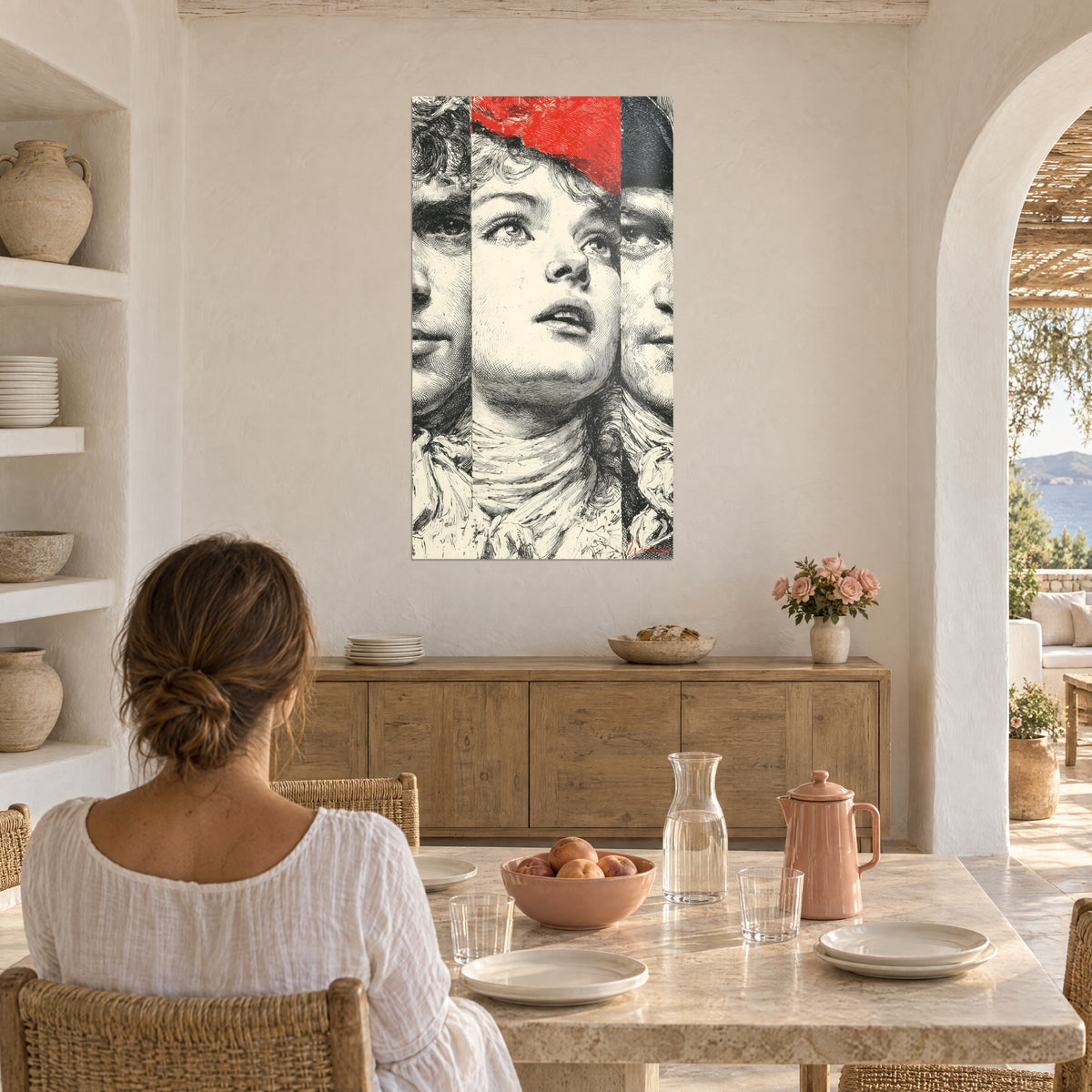 Cuadro Marianne en grabado negro sobre crema, gorro rojo y azul noche, frente a una mesa de comedor, arco y mar al fondo