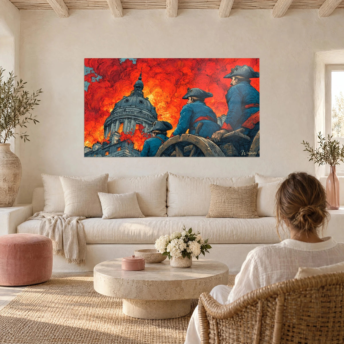 Tableau soldats en redingote bleue devant un dôme en flammes, rouge et orange, au-dessus d'un canapé dans un salon lumineux