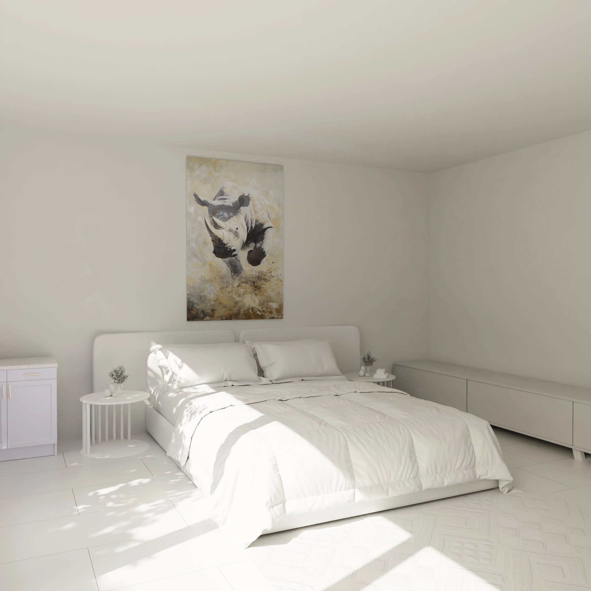 Tableau rhinocéros Walensky suspendu au-dessus d'un lit blanc dans une chambre moderne et lumineuse