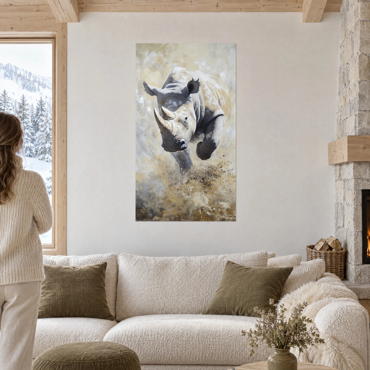 Quadro rinoceronte bianco in piena carica, grigio ardesia e ocra dorata, polvere sollevata, sopra un divano in un soggiorno luminoso