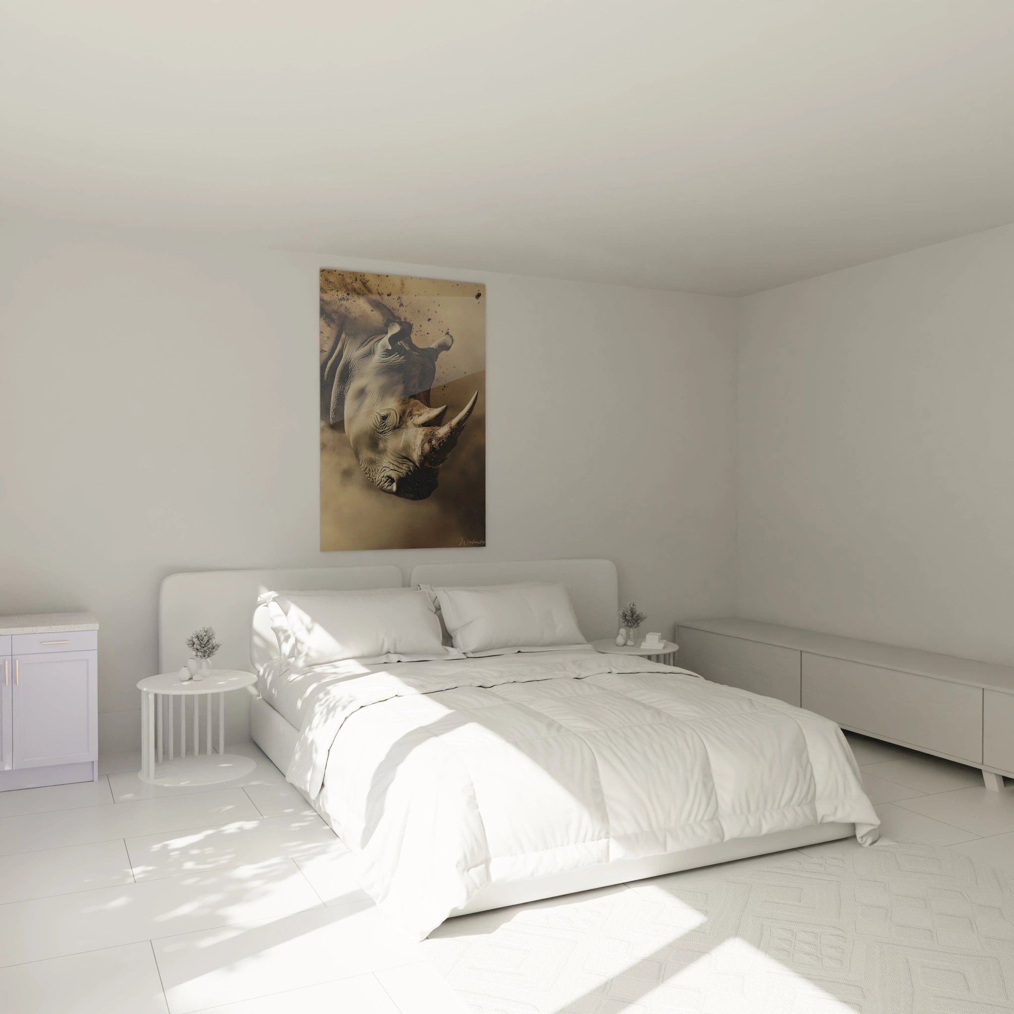 Tableau rhinocéros Walensky accroché au-dessus du lit dans une chambre lumineuse et minimaliste