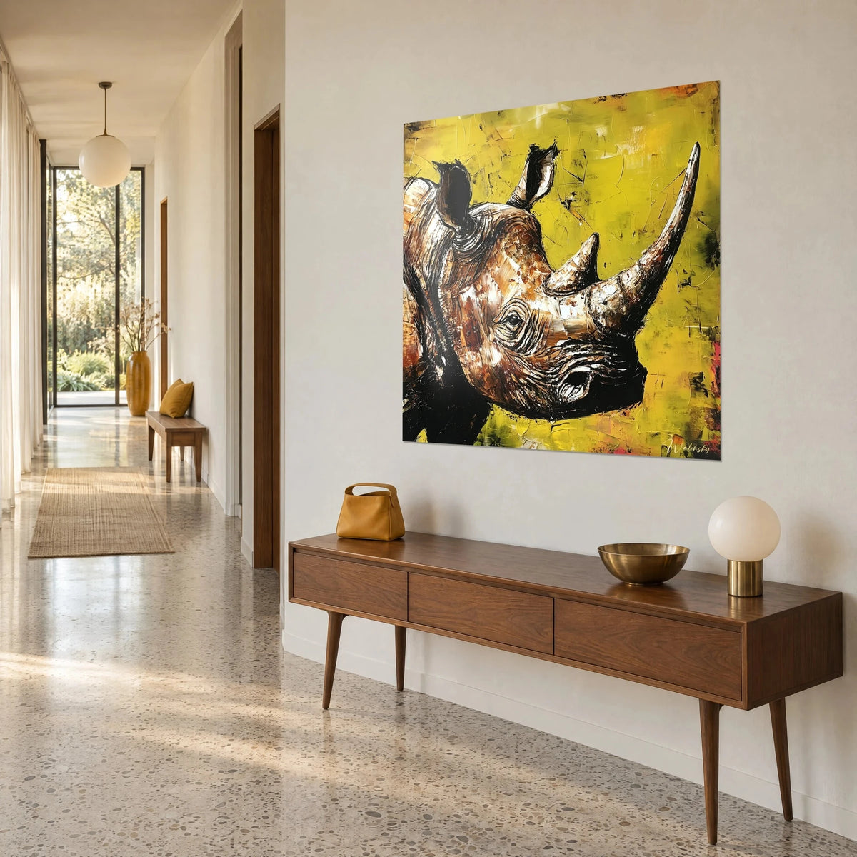 Tableau colosse cuirassé aux coups de spatule ocre et noirs, fond vert chartreuse, mur beige d'un couloir et console en bois sombre