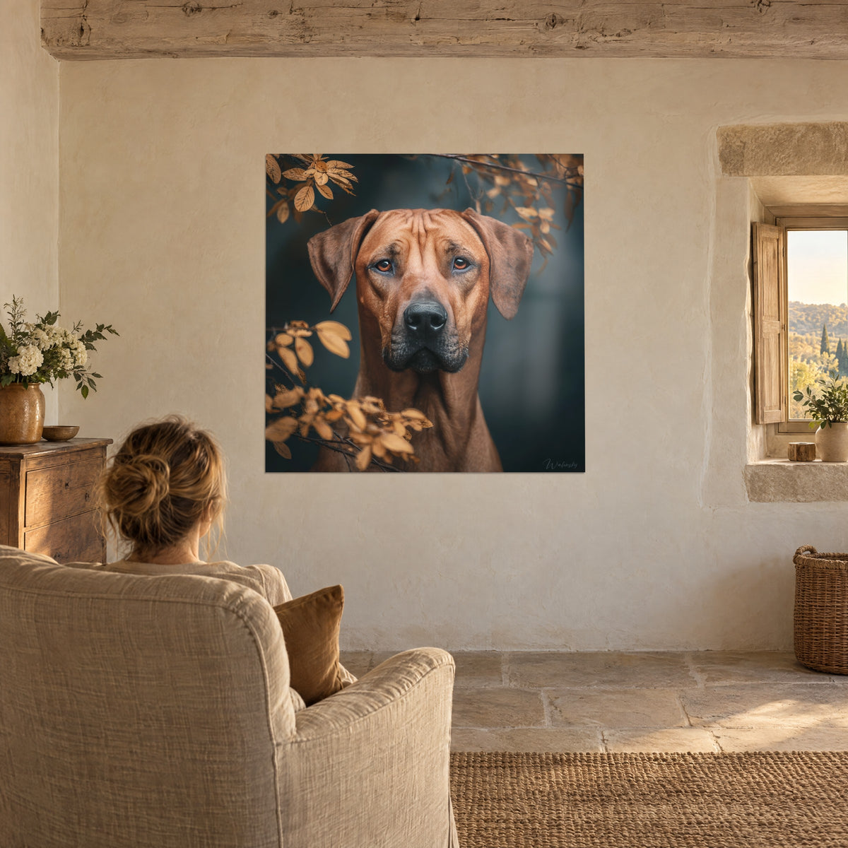 Πίνακας κεφάλι χαλκόχρωμου rhodesian ridgeback, πορτοκαλί μάτια και χρυσά κλαδιά σε σκούρο μπλε φόντο, απέναντι από πέτρινη πολυθρόνα του σπιτιού