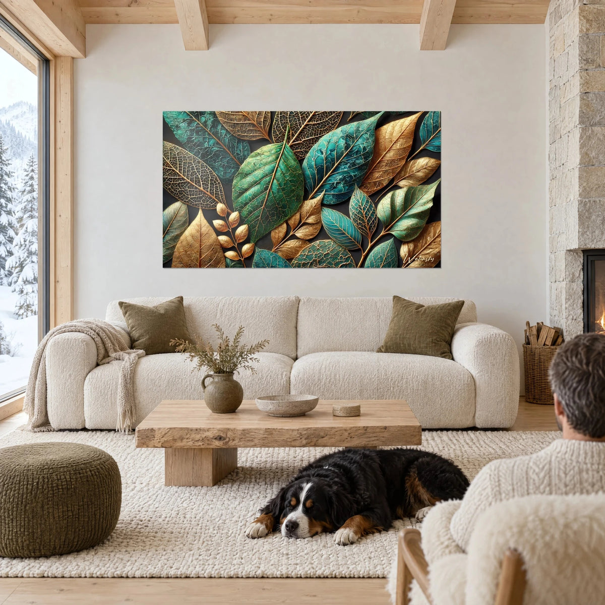 Gemälde mit smaragdgrünem Laubwerk und goldenen Blattadern, an weißer Wand über einem Sofa in einem hellen Wohnzimmer
