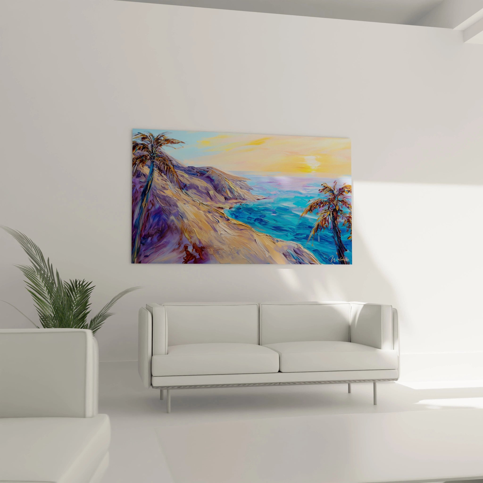 Un tableau mer représentant une vue panoramique de falaises aux tons violets et beiges surplombant des eaux bleues cristallines, où la lumière rasante du soleil couchant crée des reflets dorés sur l'eau et illumine les silhouettes des palmiers aux feuilles brun-orangé.
