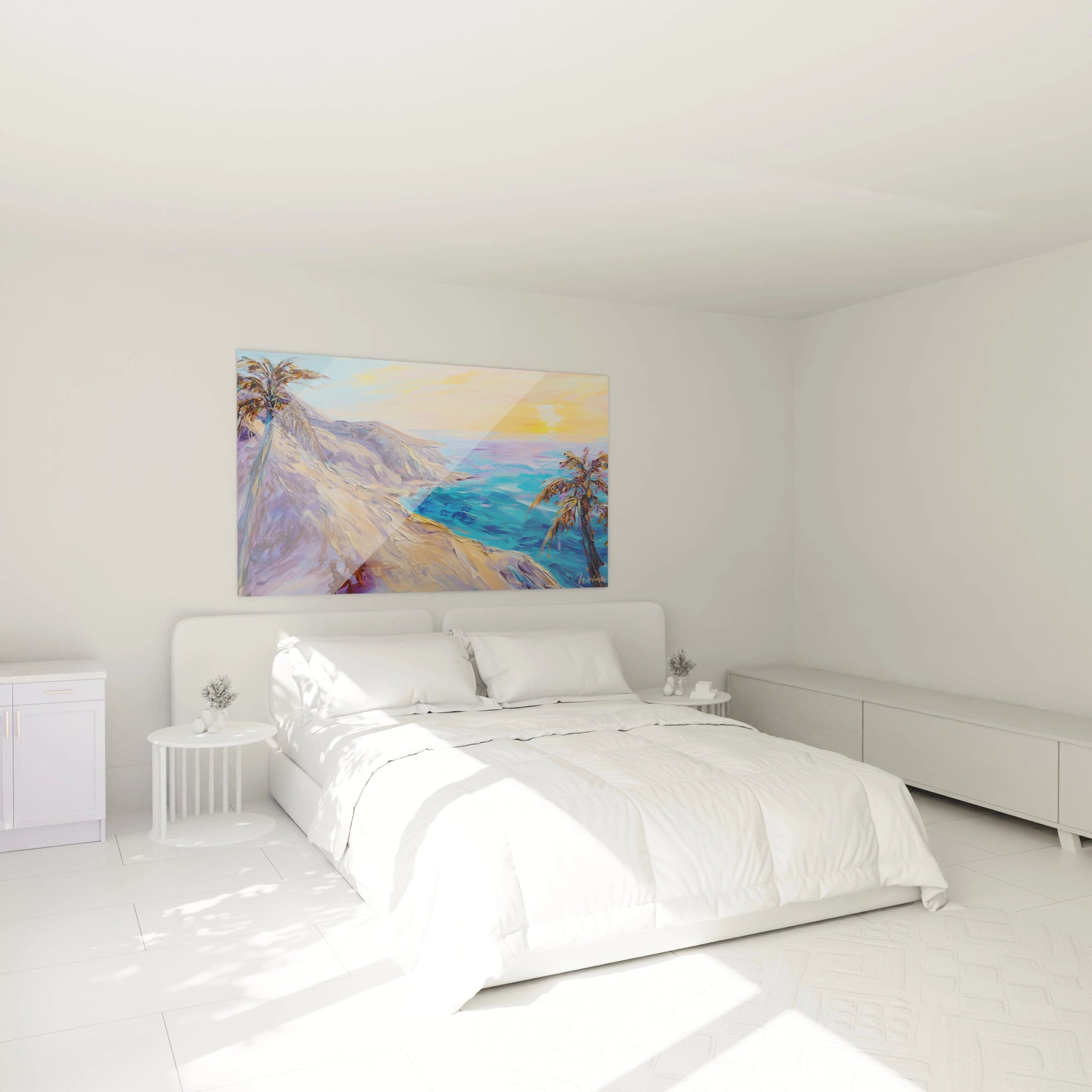 Un tableau de paysage maritime montrant une côte escarpée aux couleurs chaudes contrastant avec le bleu intense de la mer, rehaussé par des textures prononcées créées par des coups de pinceau épais et des palmiers stylisés captant la lumière dorée du crépuscule.
