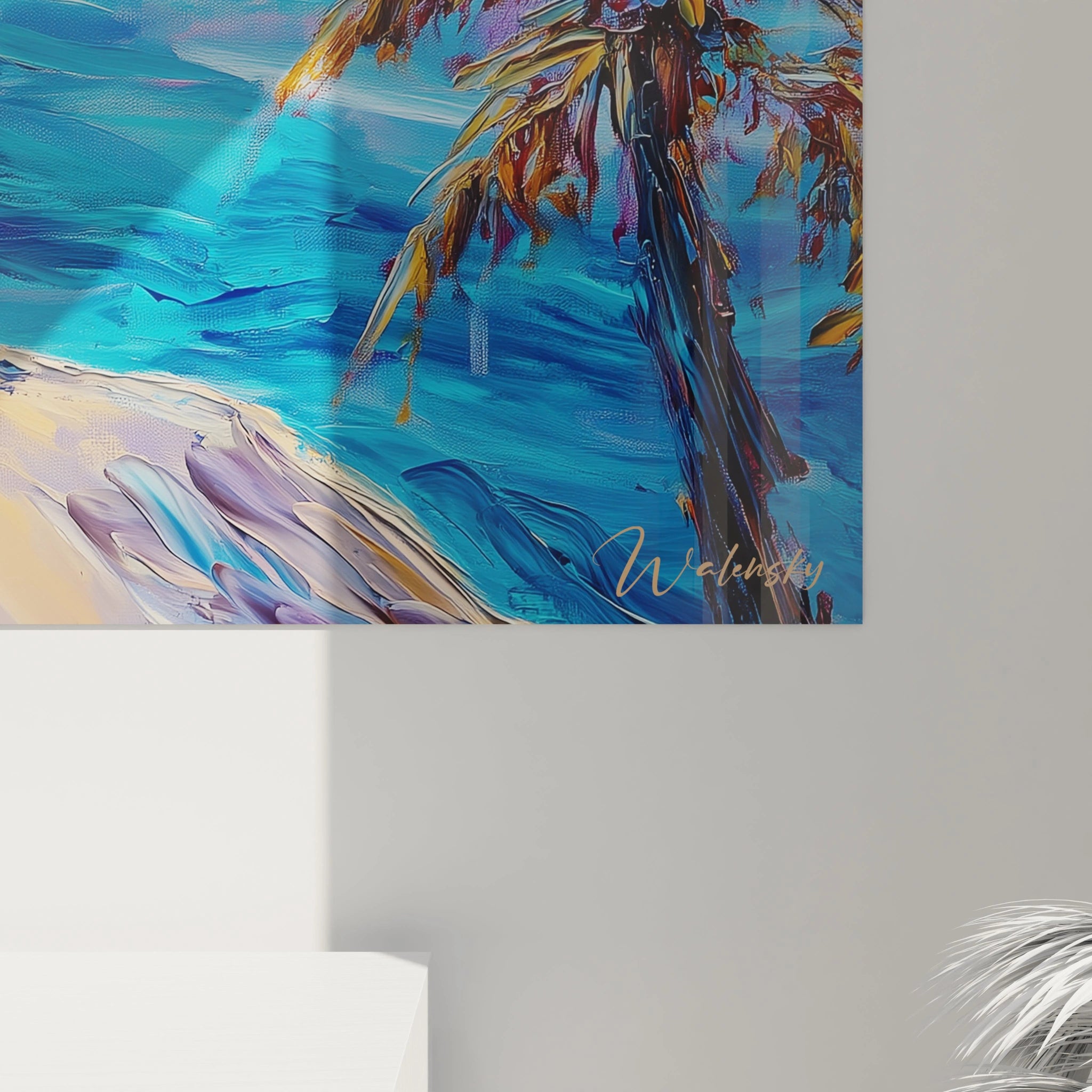 Un tableau côtier expressionniste capturant l'instant où le soleil couchant embrase le ciel de teintes orangées au-dessus d'une mer azur, avec des falaises texturées aux tons violacés et ocre, et des palmiers aux contours définis créant une silhouette caractéristique.
