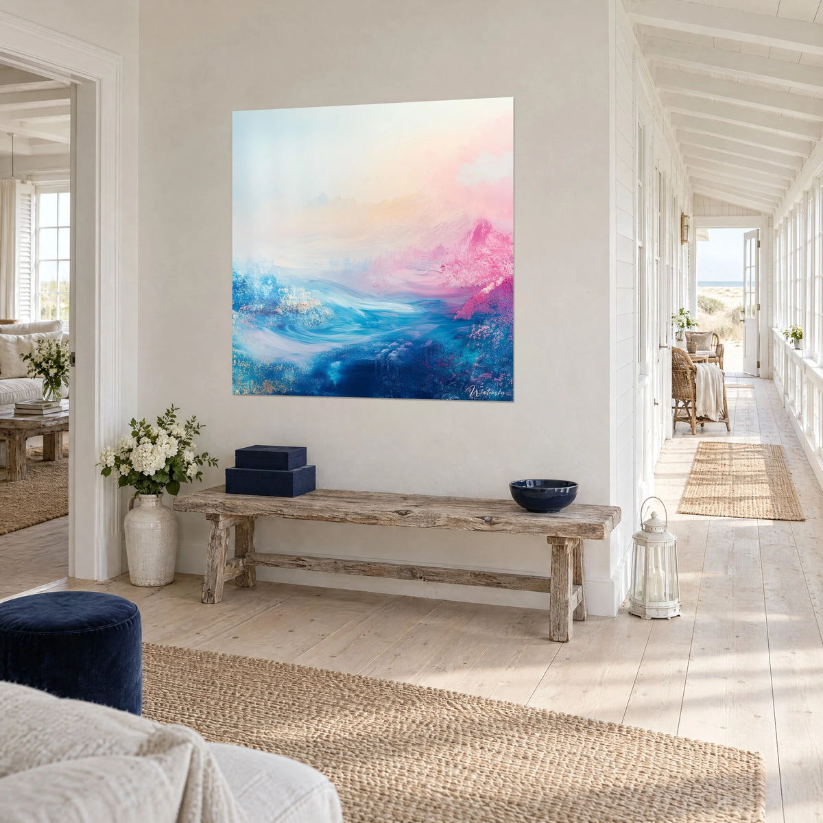 Tableau mer irréelle aux ondes bleu cobalt et crête fuchsia, vue de trois-quarts depuis un couloir de maison balnéaire