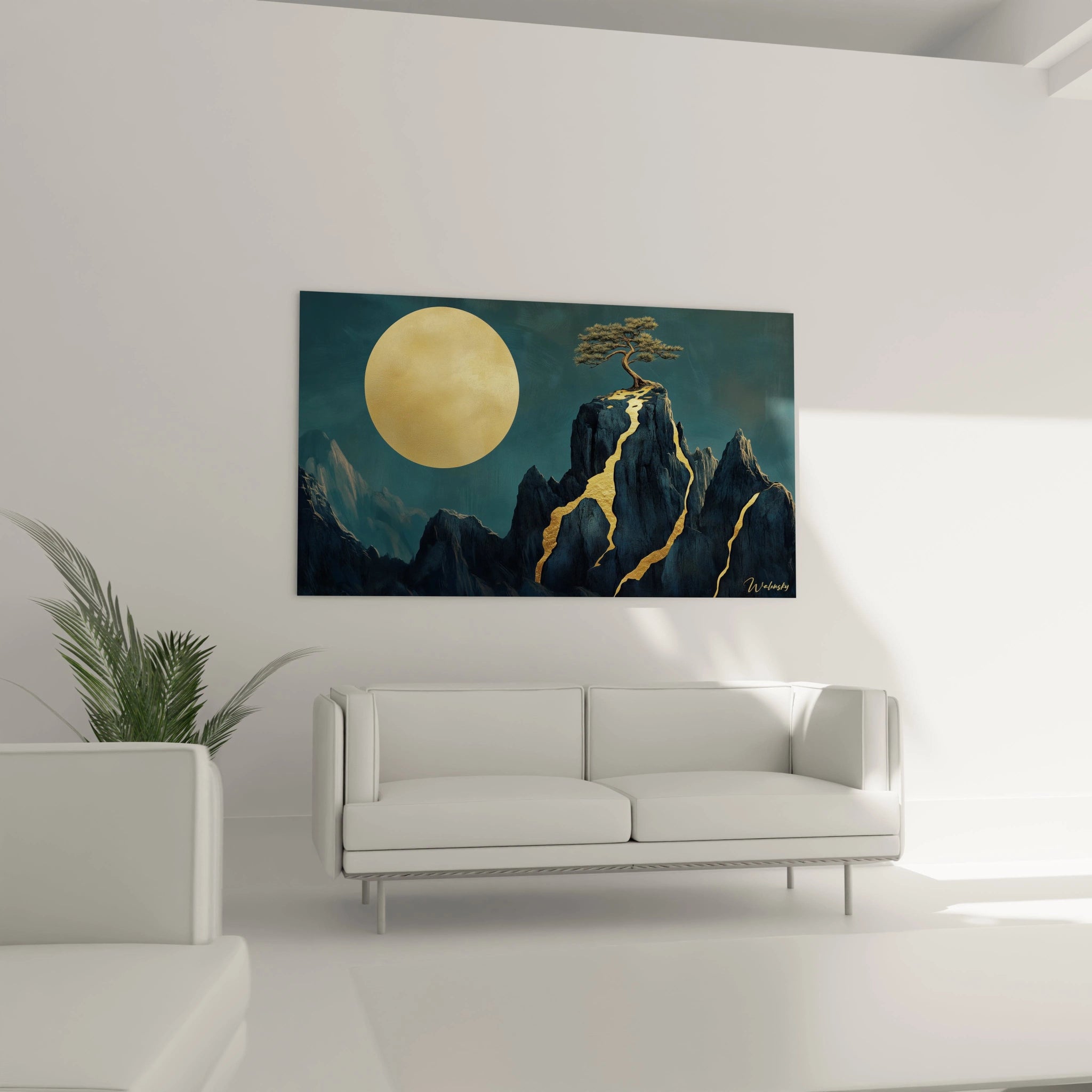 Un tableau japon zen illustrant un paysage montagneux nocturne avec un pin isolé et une imposante lune dorée, où les fissures dorées sur la roche sombre créent un effet kintsugi dans une palette bleu-noir et or.
