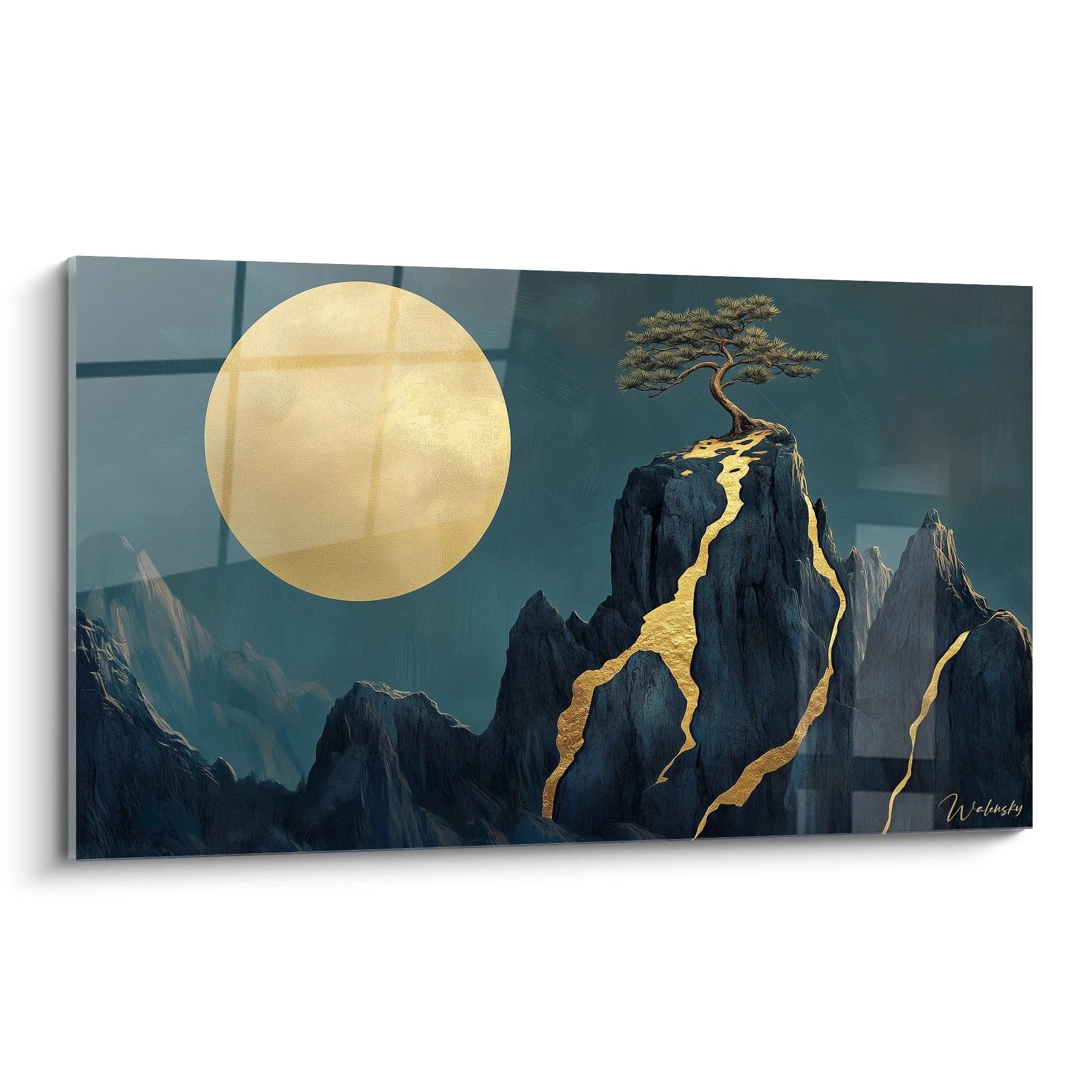 Un tableau japon représentant une montagne bleue-noire traversée de veines dorées, avec un pin solitaire au sommet et une grande lune dorée brillante dans un ciel nocturne, alliant contraste saisissant et textures variées.
