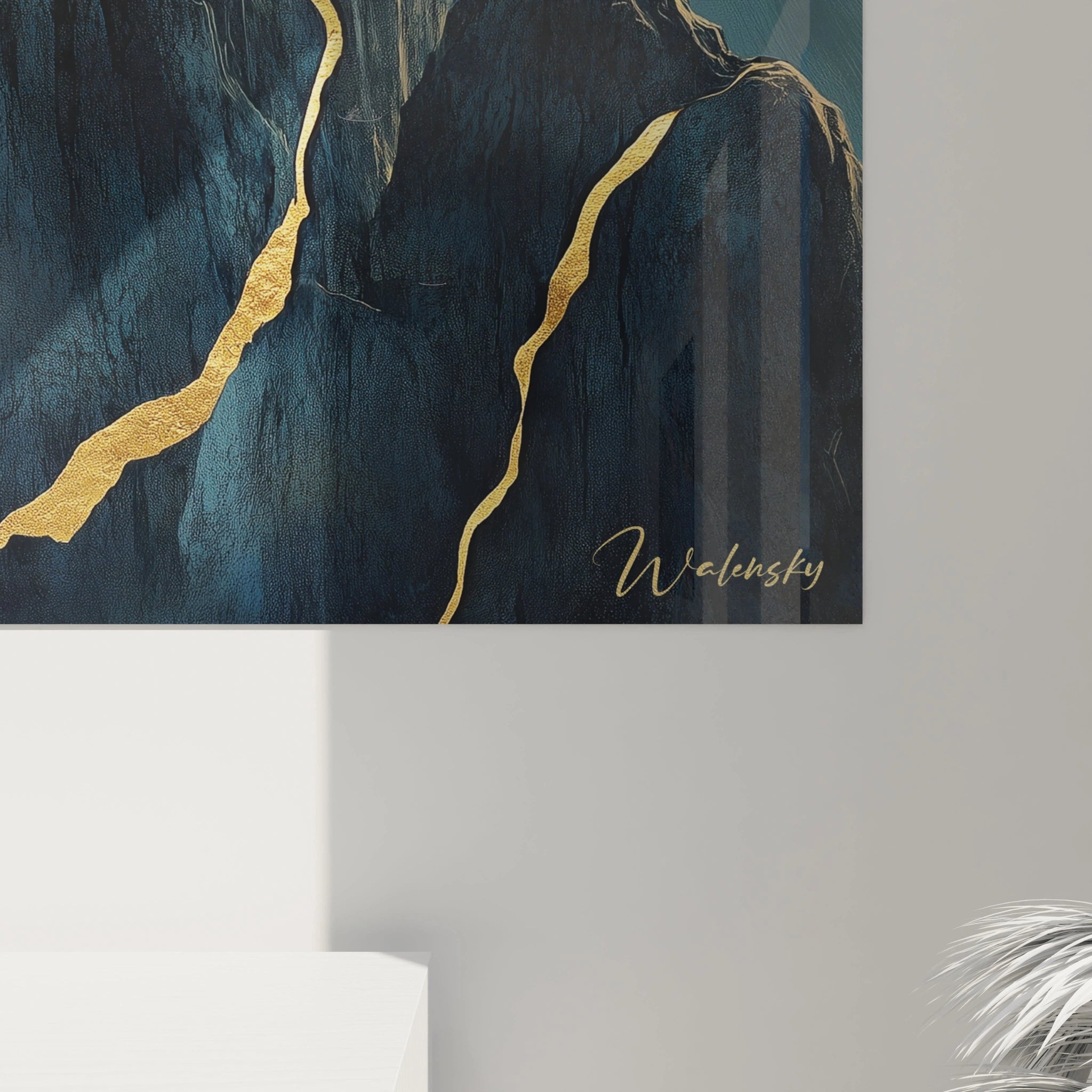 Un tableau japon artistique présentant des pics montagneux bleu foncé ornés de veines dorées brillantes, surmonté d'un bonsaï et accompagné d'une lune pleine dorée, mêlant textures rugueuses et surfaces lisses métallisées.
