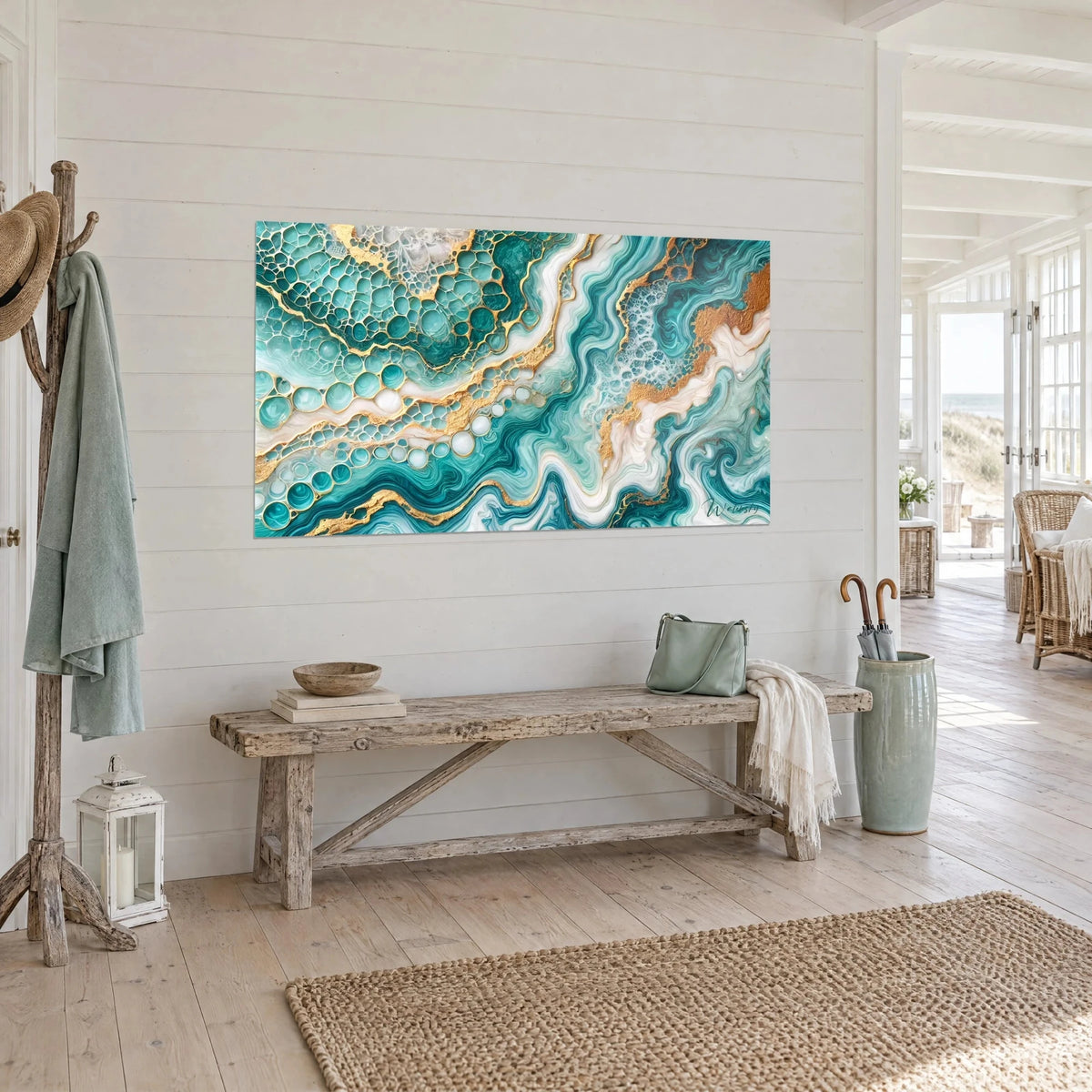 Tableau agate fluide aux veines dorées sur fond turquoise et ivoire, sur un mur de planches blanches