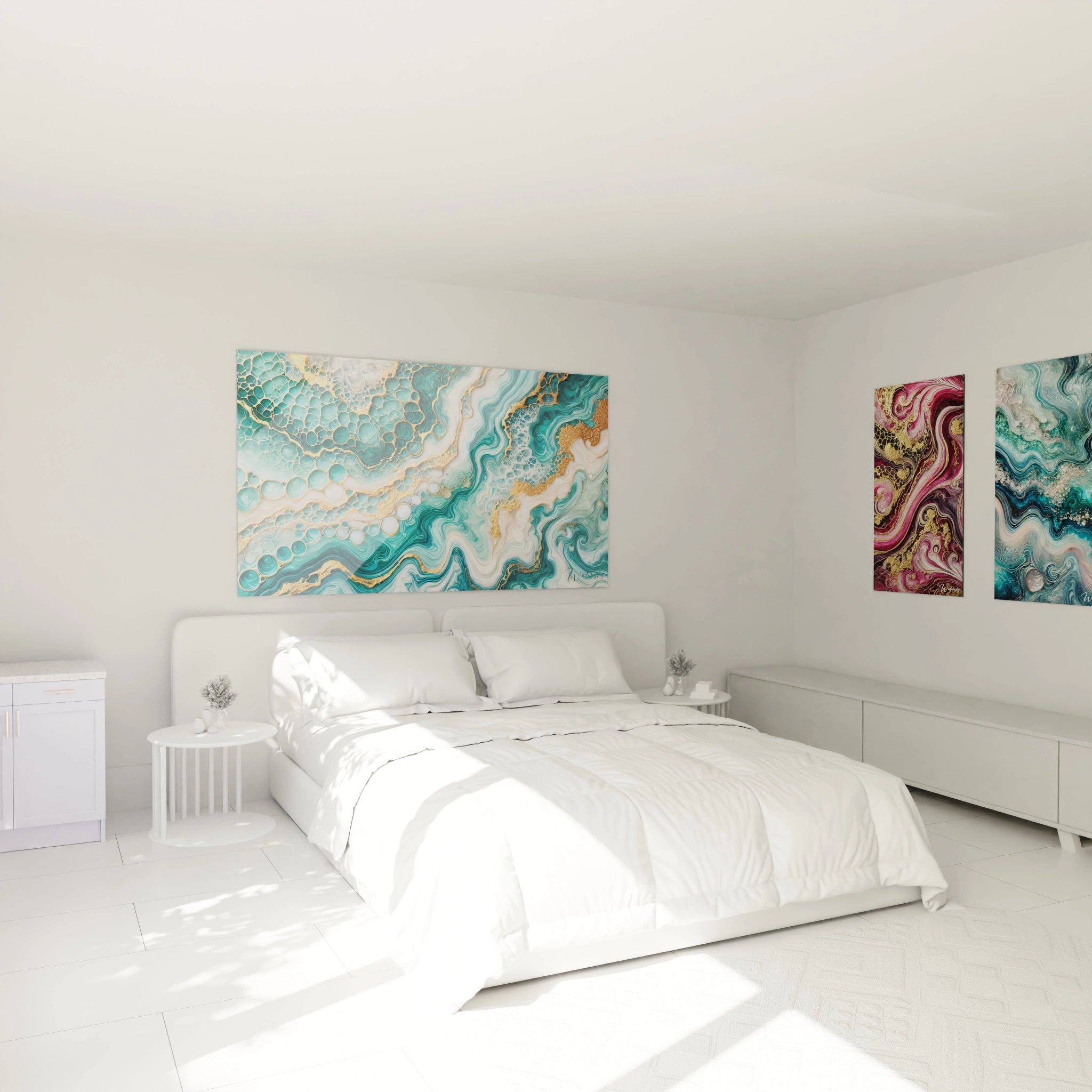 Accroché au-dessus du lit, ce tableau style epoxy aux teintes bleu, blanc et or apporte une atmosphère apaisante, invitant à la sérénité et à l’évasion vers un monde aquatique.

