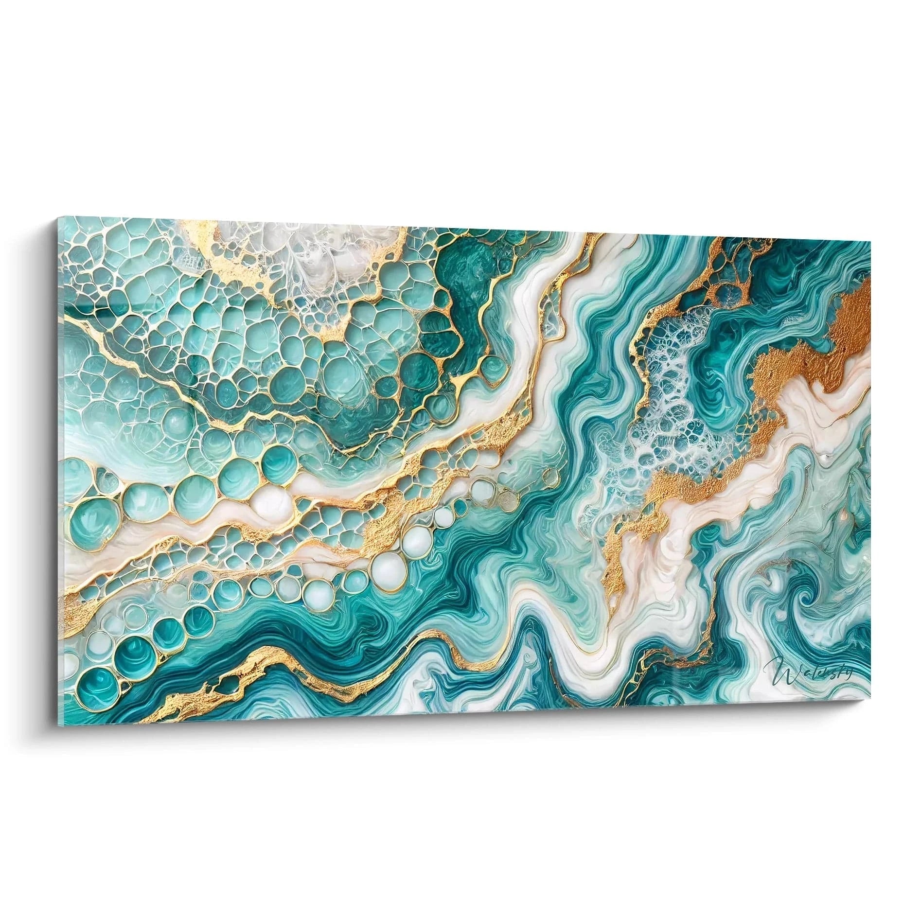 Le tableau style epoxy capturé en biais révèle un océan de bleu profond et de turquoise, avec des ondulations dorées qui créent un effet hypnotique inspiré des vagues marines.

